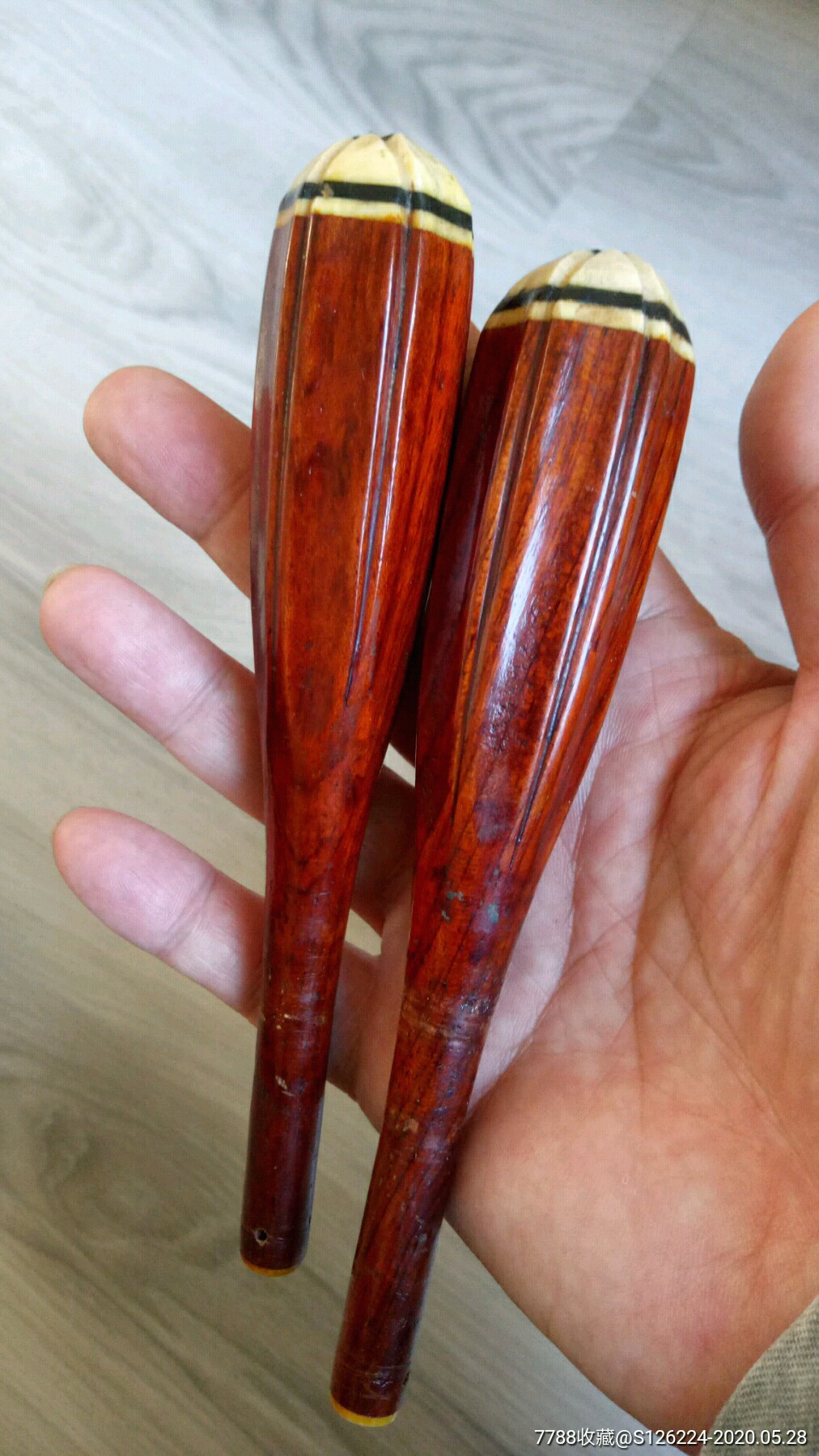 新收的海黄二胡琴轴一对.