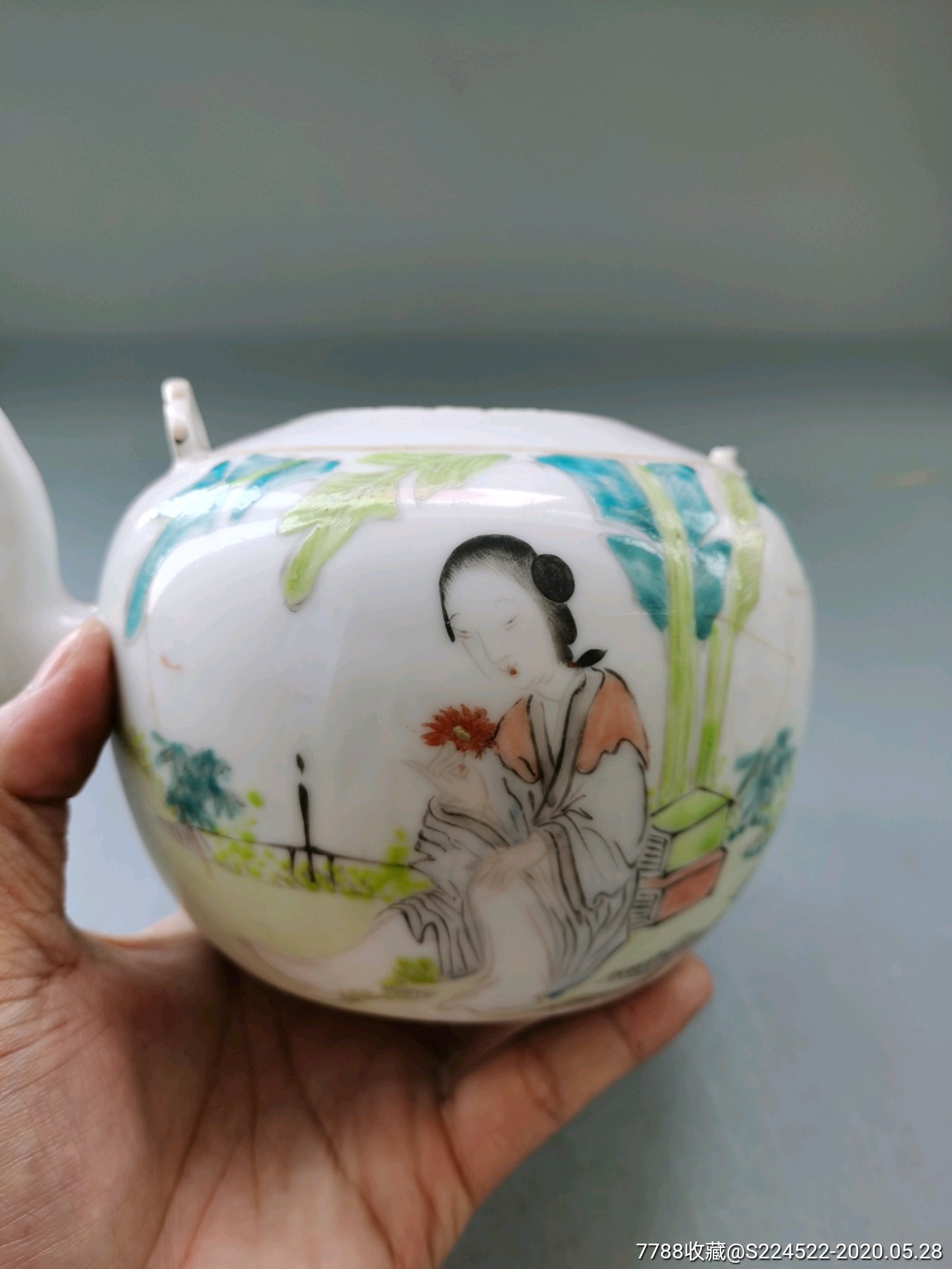 光绪浅绛彩仕女壶