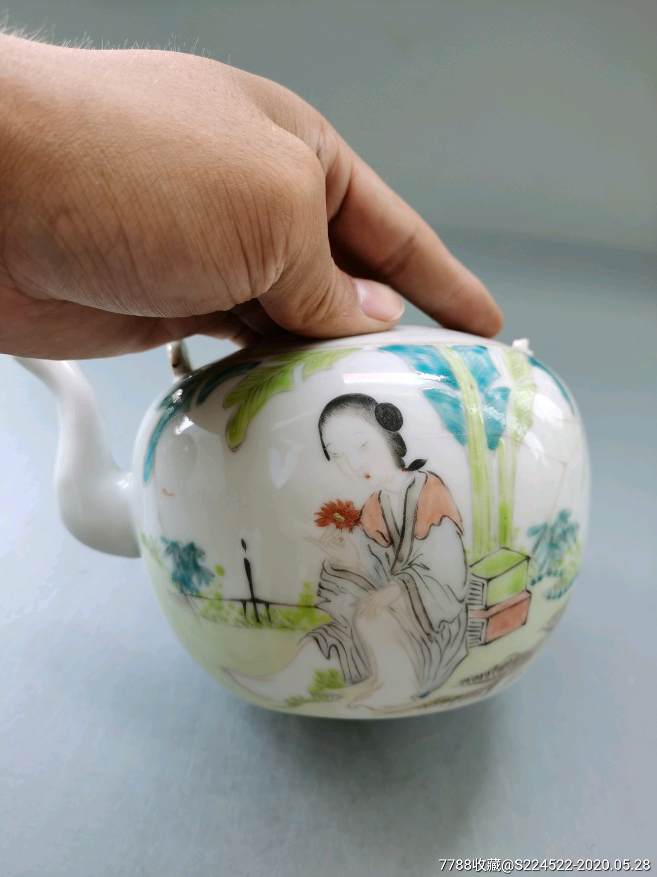 光绪浅绛彩仕女壶