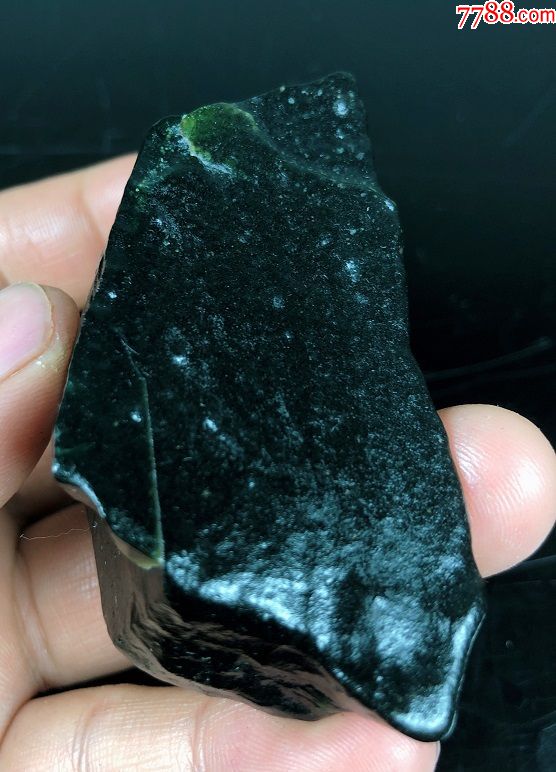 3946和田玉哈密黑青绸缎皮戈壁料原石102克