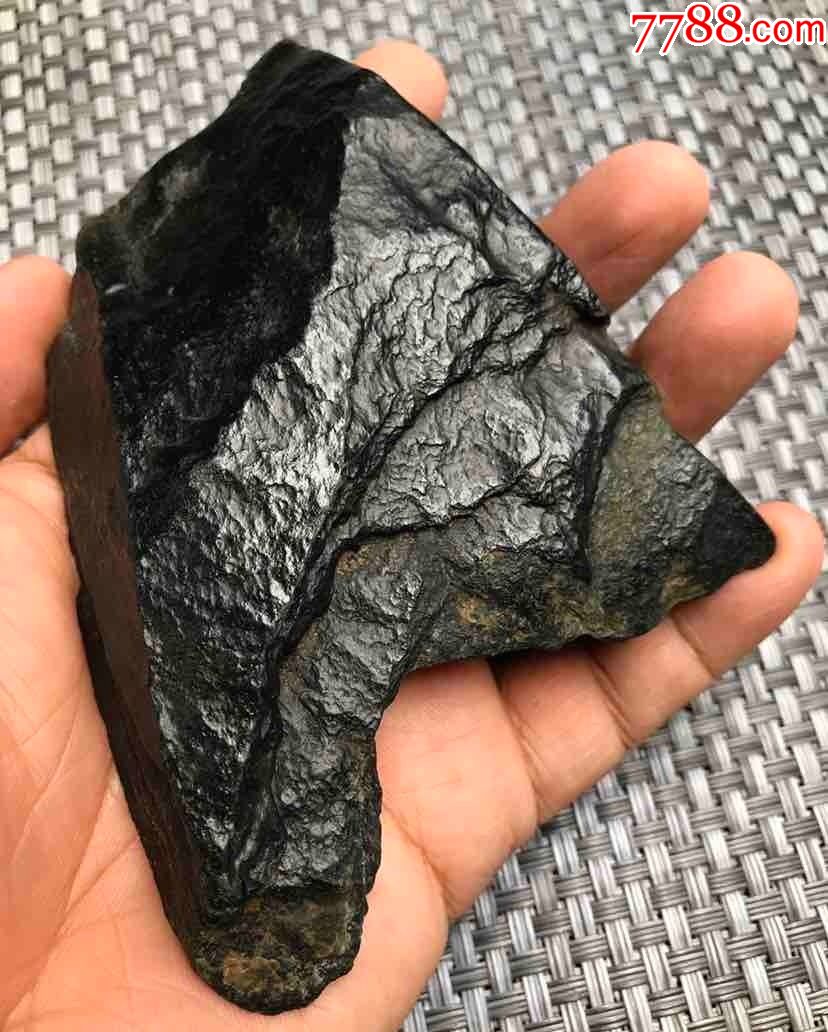 3948和田玉黑青戈壁料原石255.2克