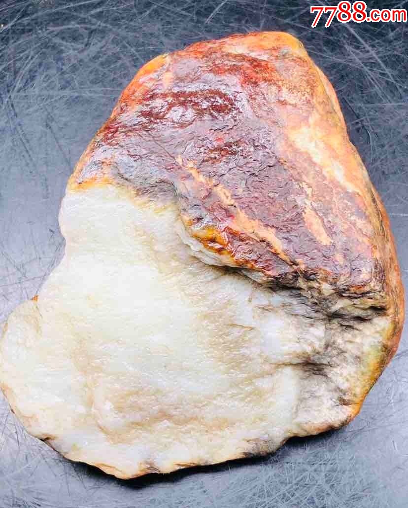 3949和田玉若羌红皮白玉山流水906克
