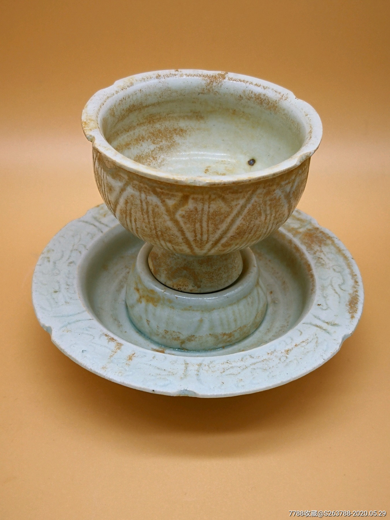 青白瓷刻花杯托