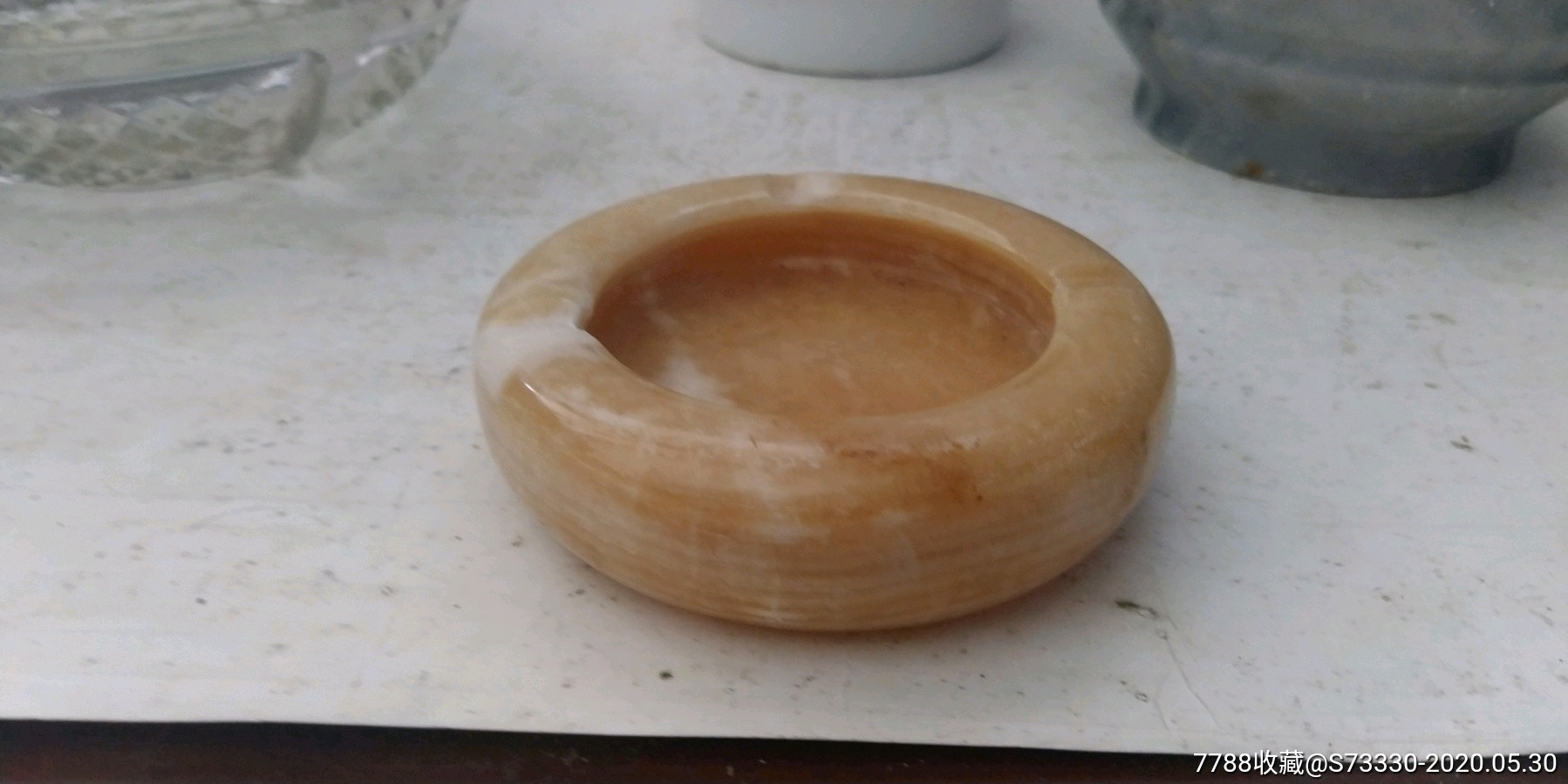 人造玉烟灰缸一只