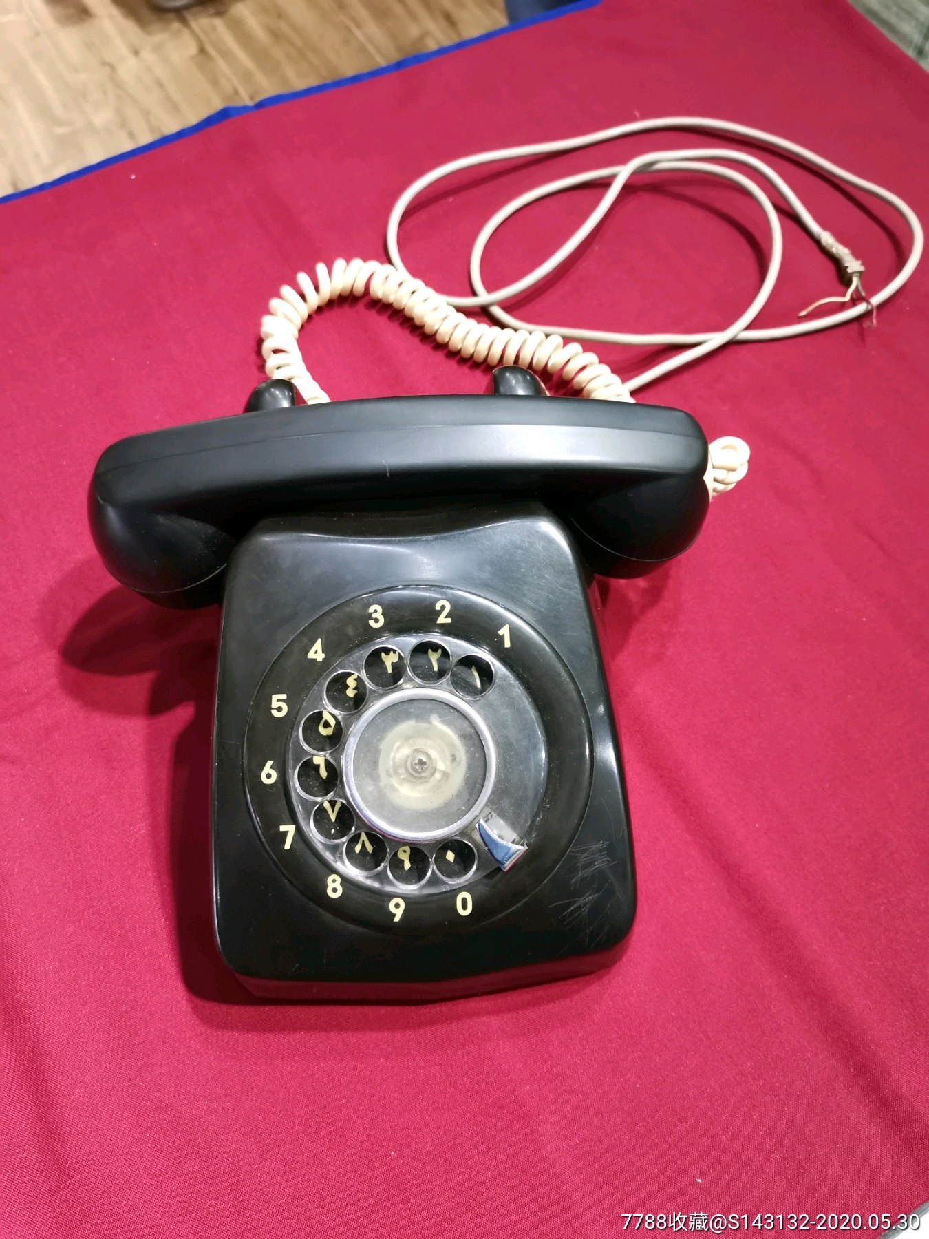 老式黑色拨盘式电话机