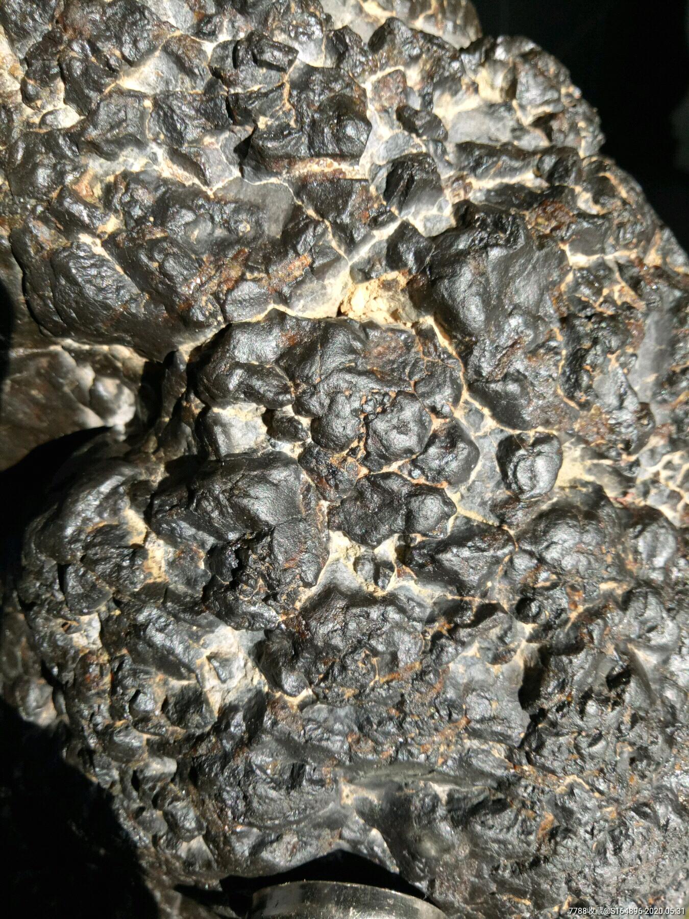 新疆黑珍珠碳质陨石图片
