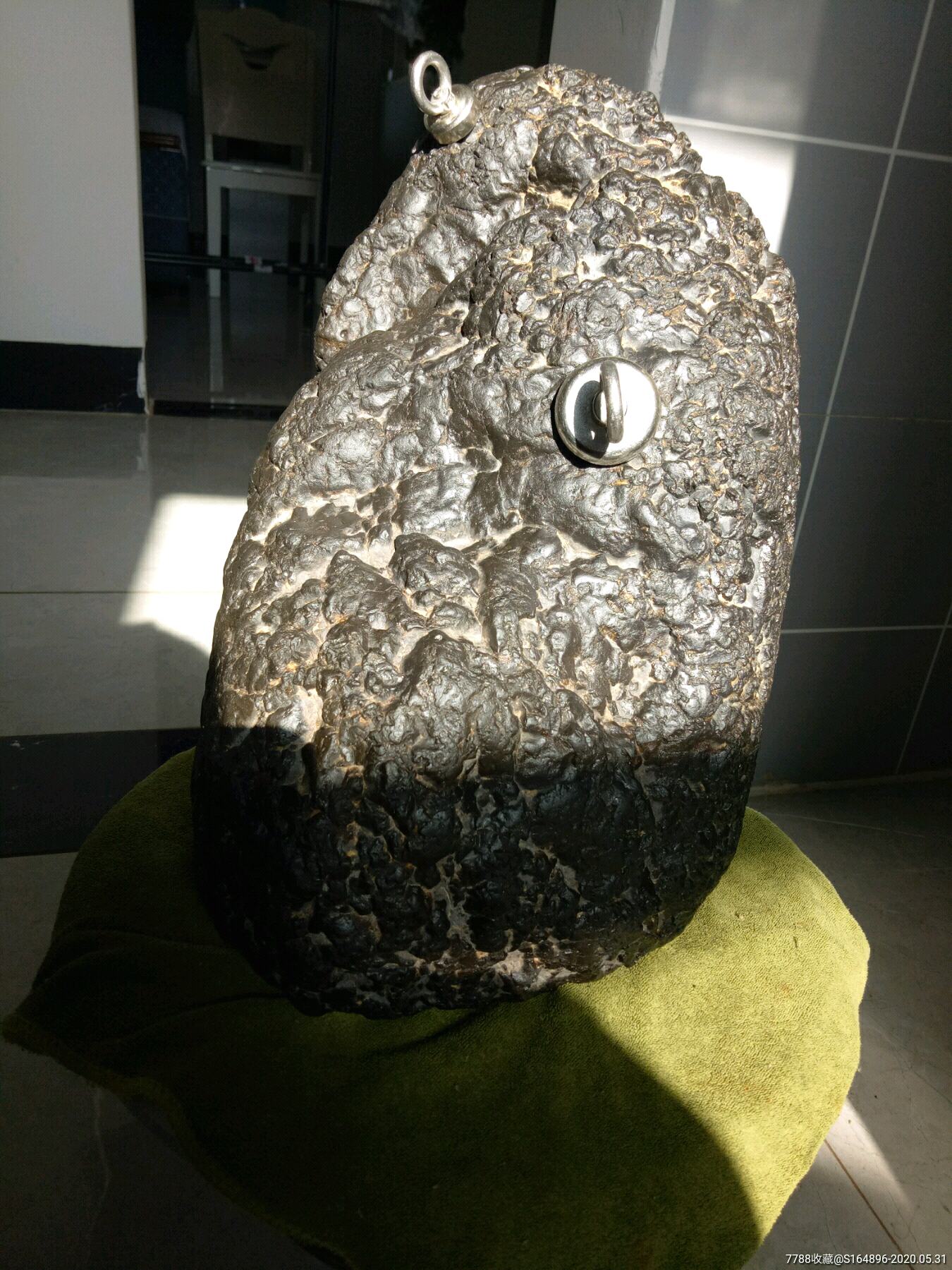 新疆黑珍珠碳质陨石图片