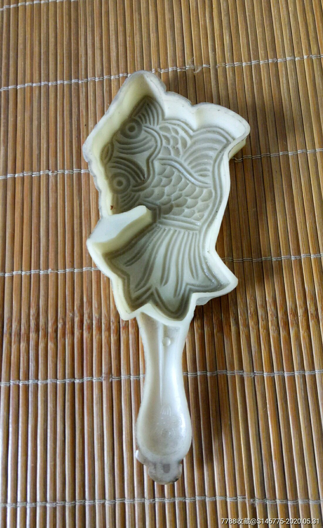 文革时期的塑料鱼卡子