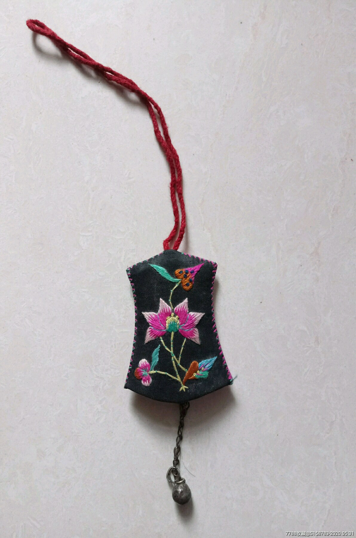 民国带银铃铛的花卉刺绣针线包