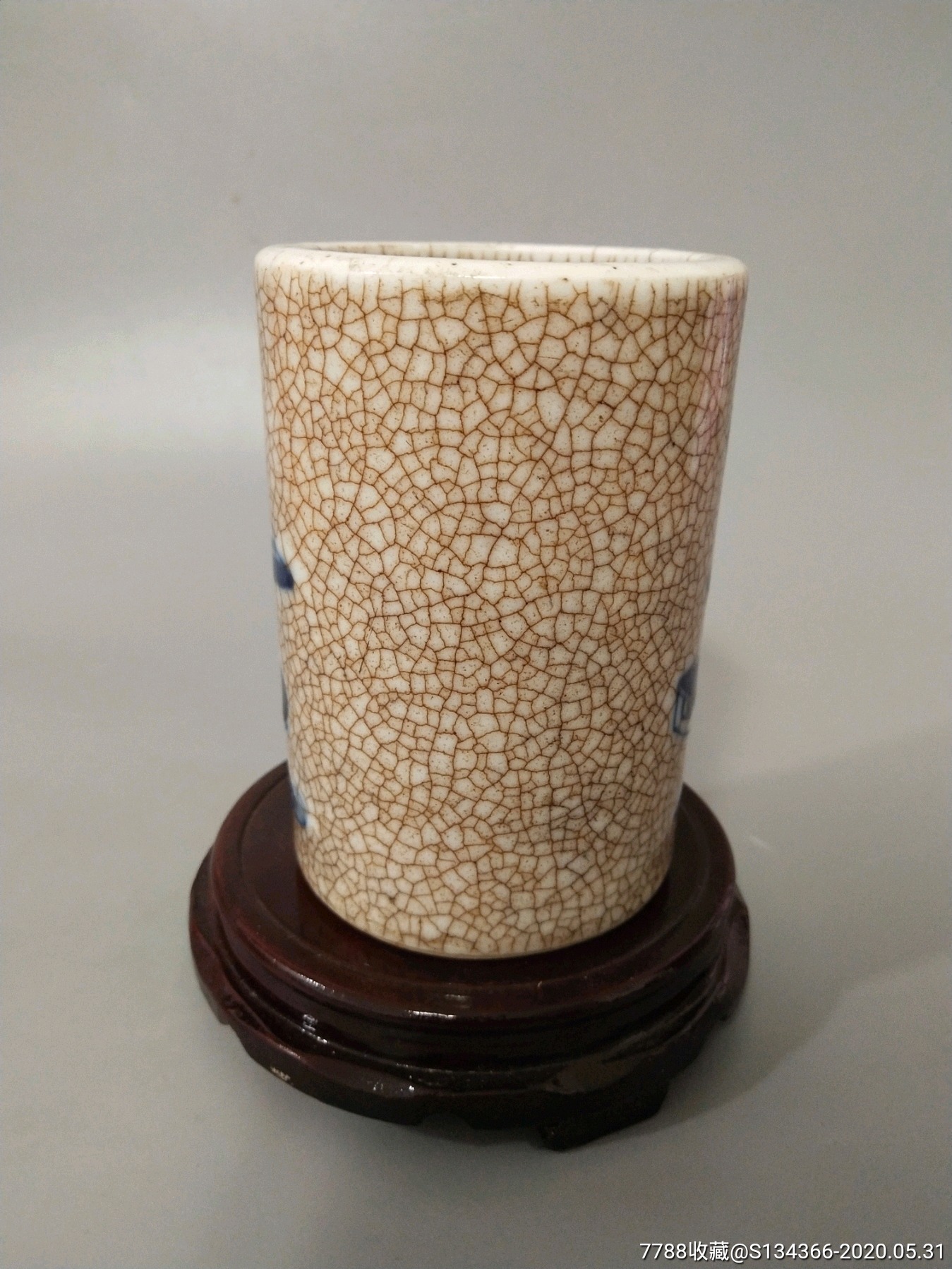 清代哥釉人物笔筒