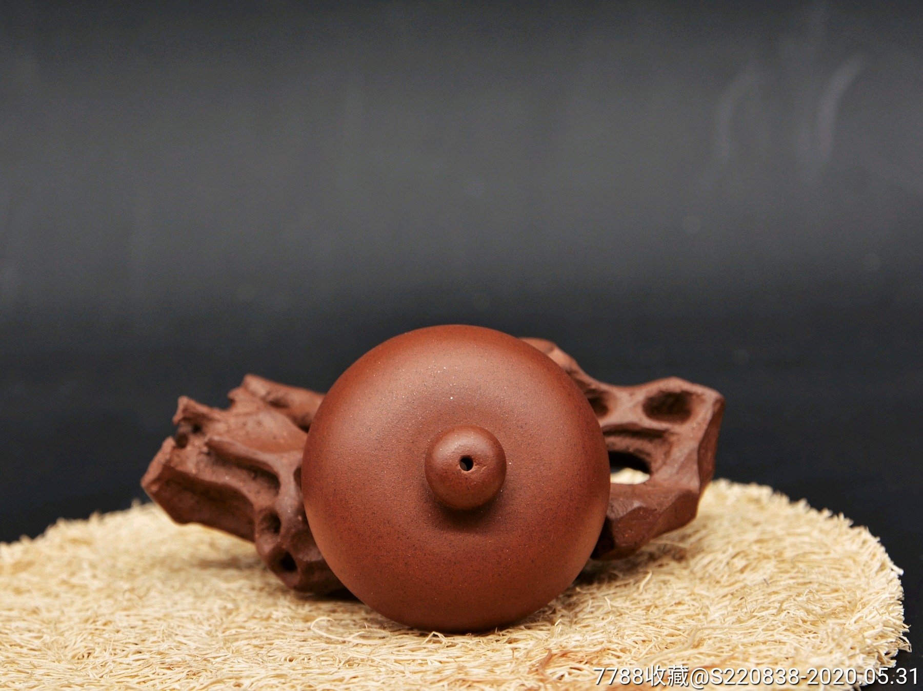 紫砂二厂金伟款纯手工小石精刻紫泥笠帽紫砂壶c