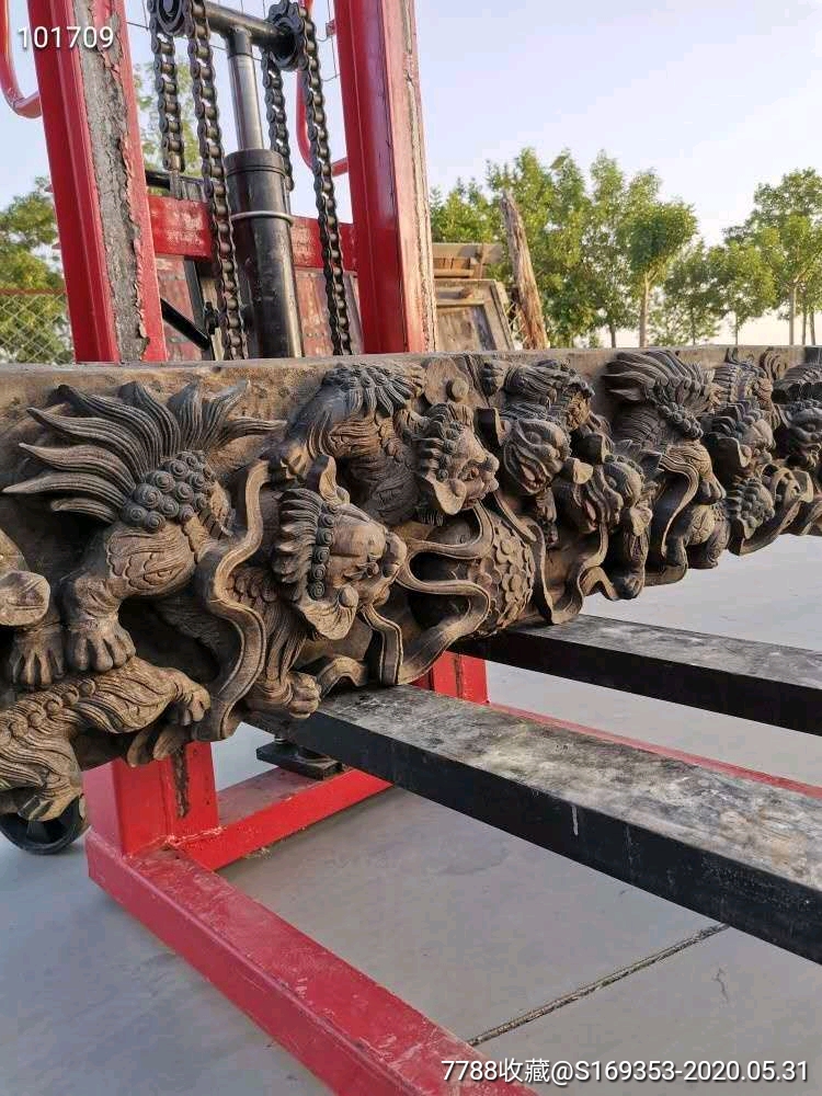 老房子上的花梁保存完好雕刻狮子翊翊如生香樟木装修装饰收藏佳品尺寸