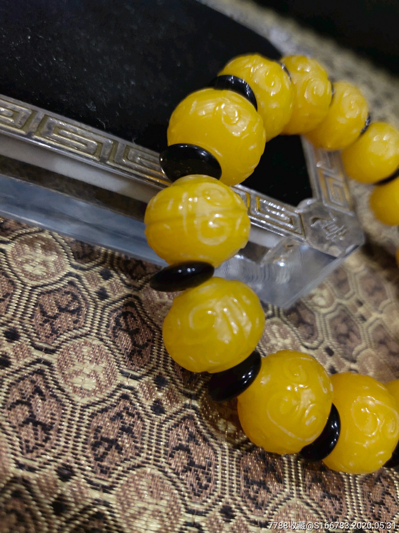 鸡油黄云雷纹琉璃手串