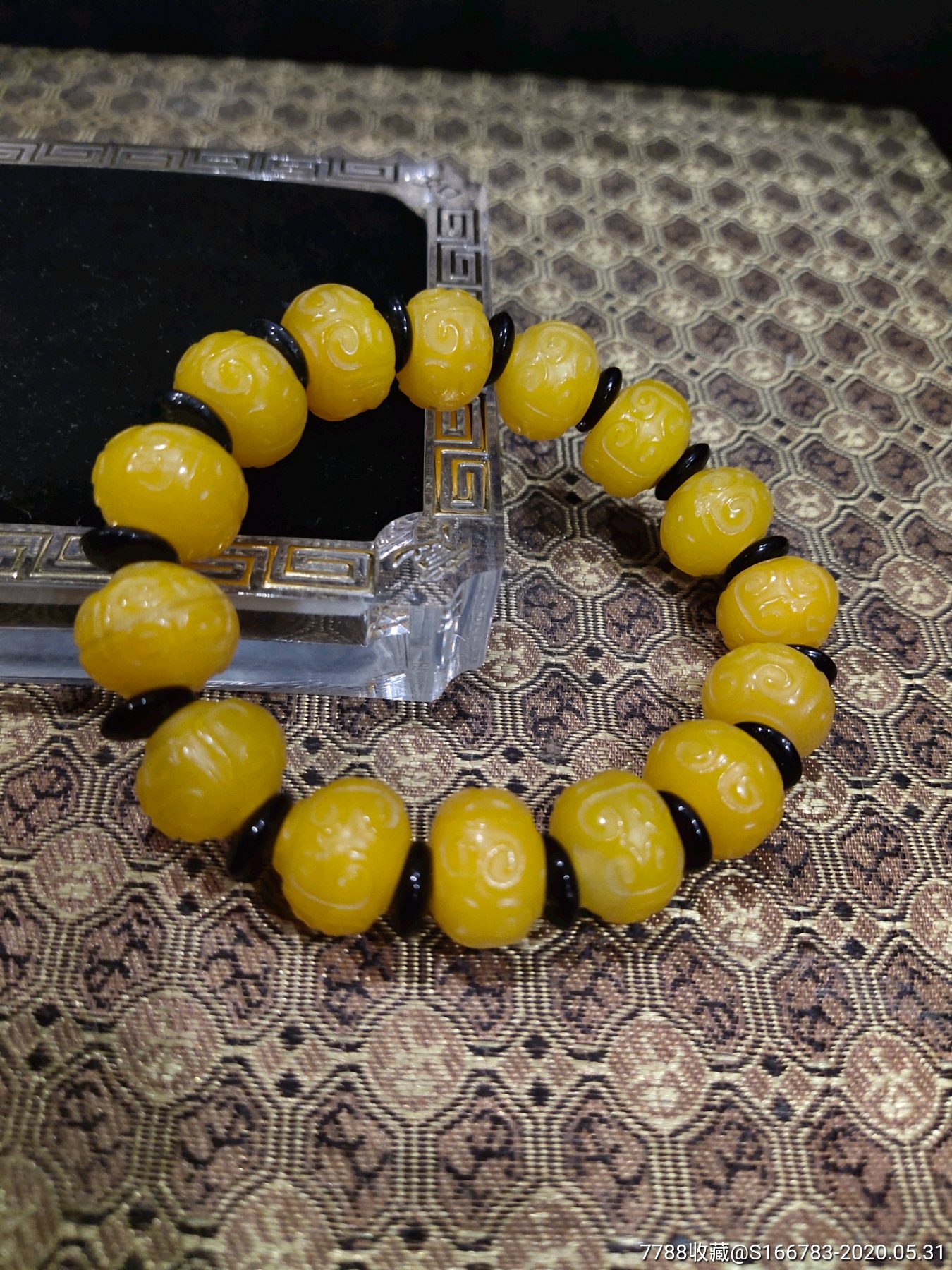 鸡油黄云雷纹琉璃手串