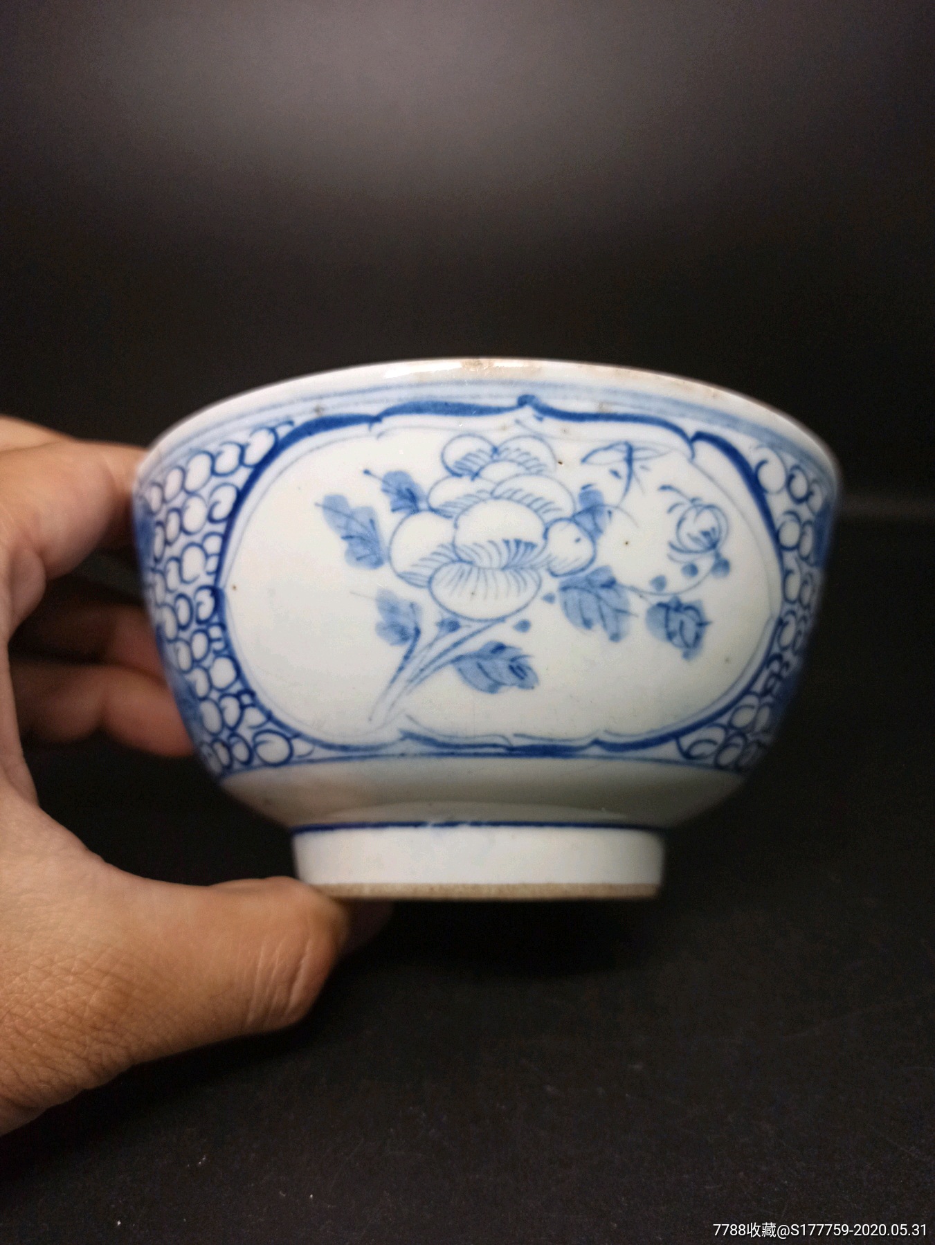 古董瓷器清代乾隆青花开窗花卉碗