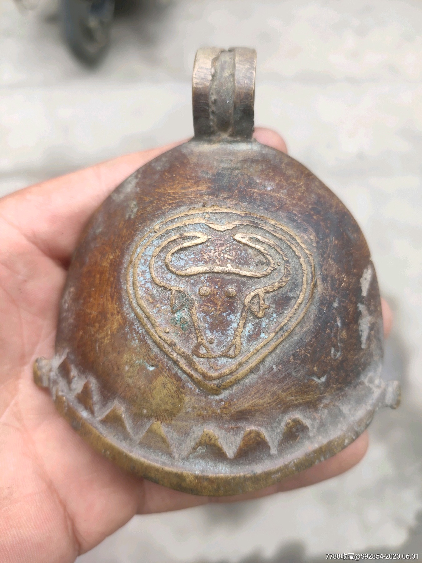 少见牛头纹铜铃铛