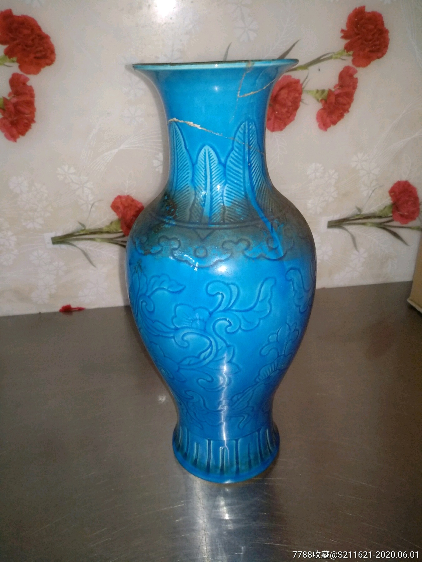五十年代景德镇孔雀蓝釉暗刻花瓶