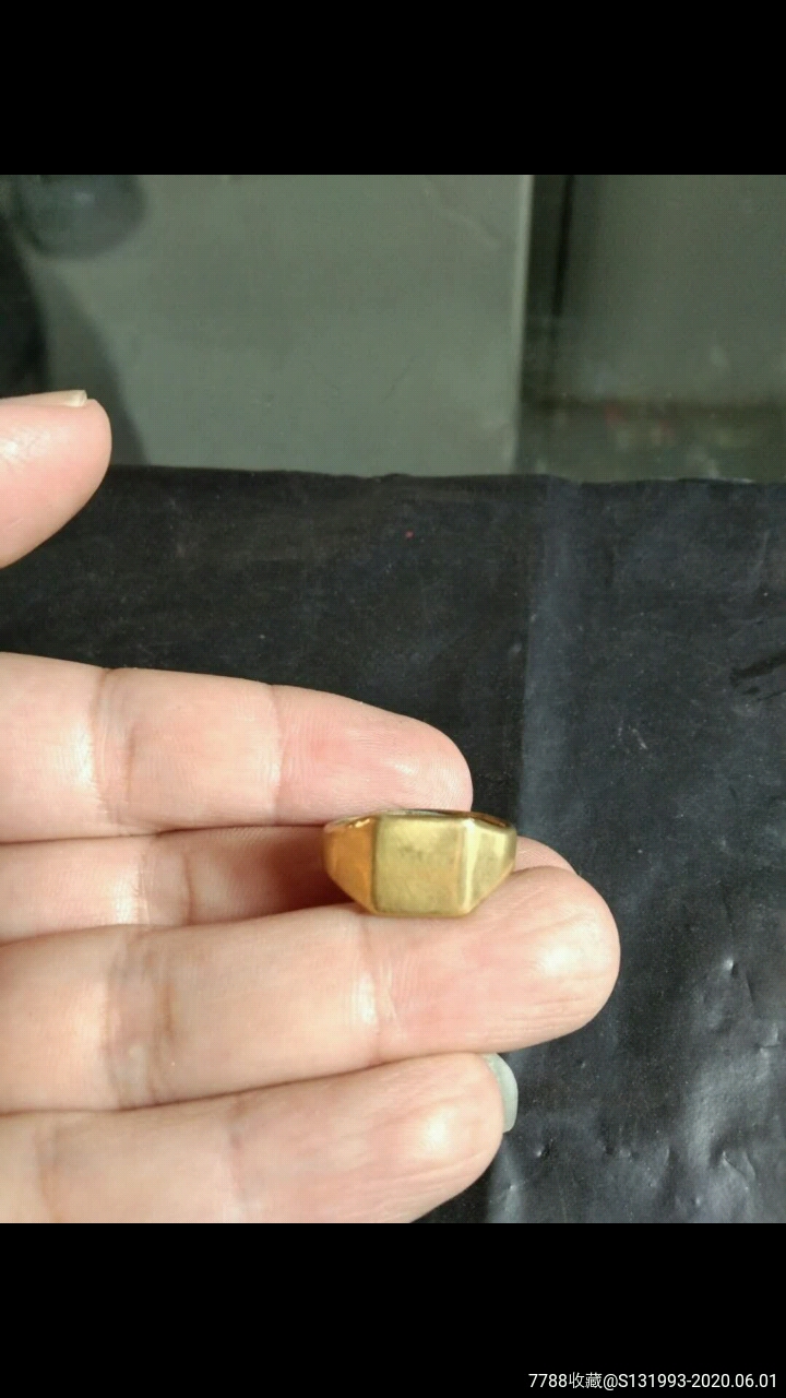 品相一流的铜戒指