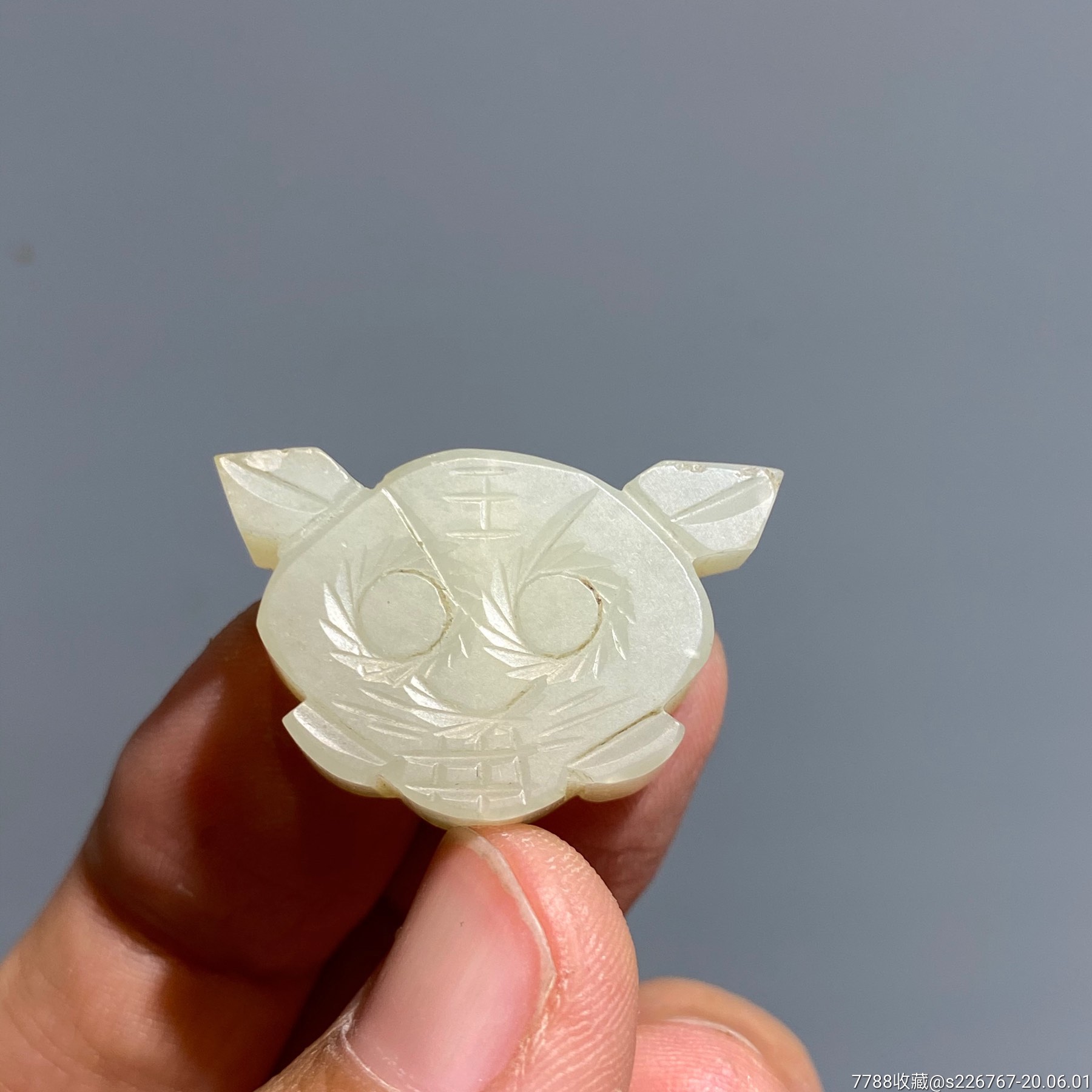 创汇期和田玉虎面挂件