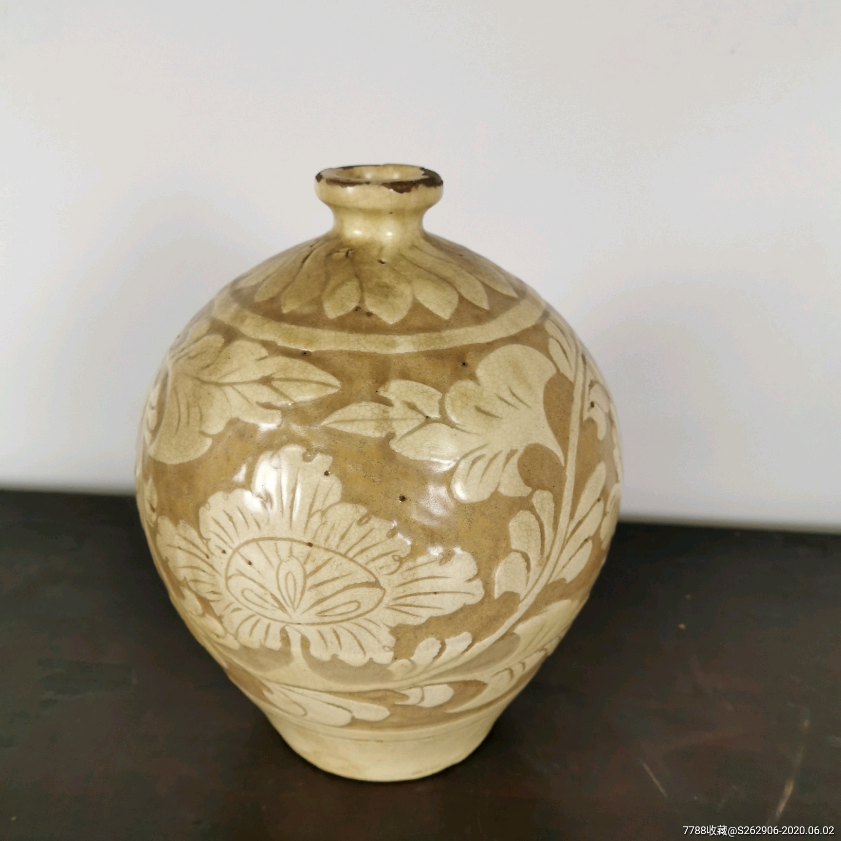 宋磁州窑刻牡丹花嘟噜瓶