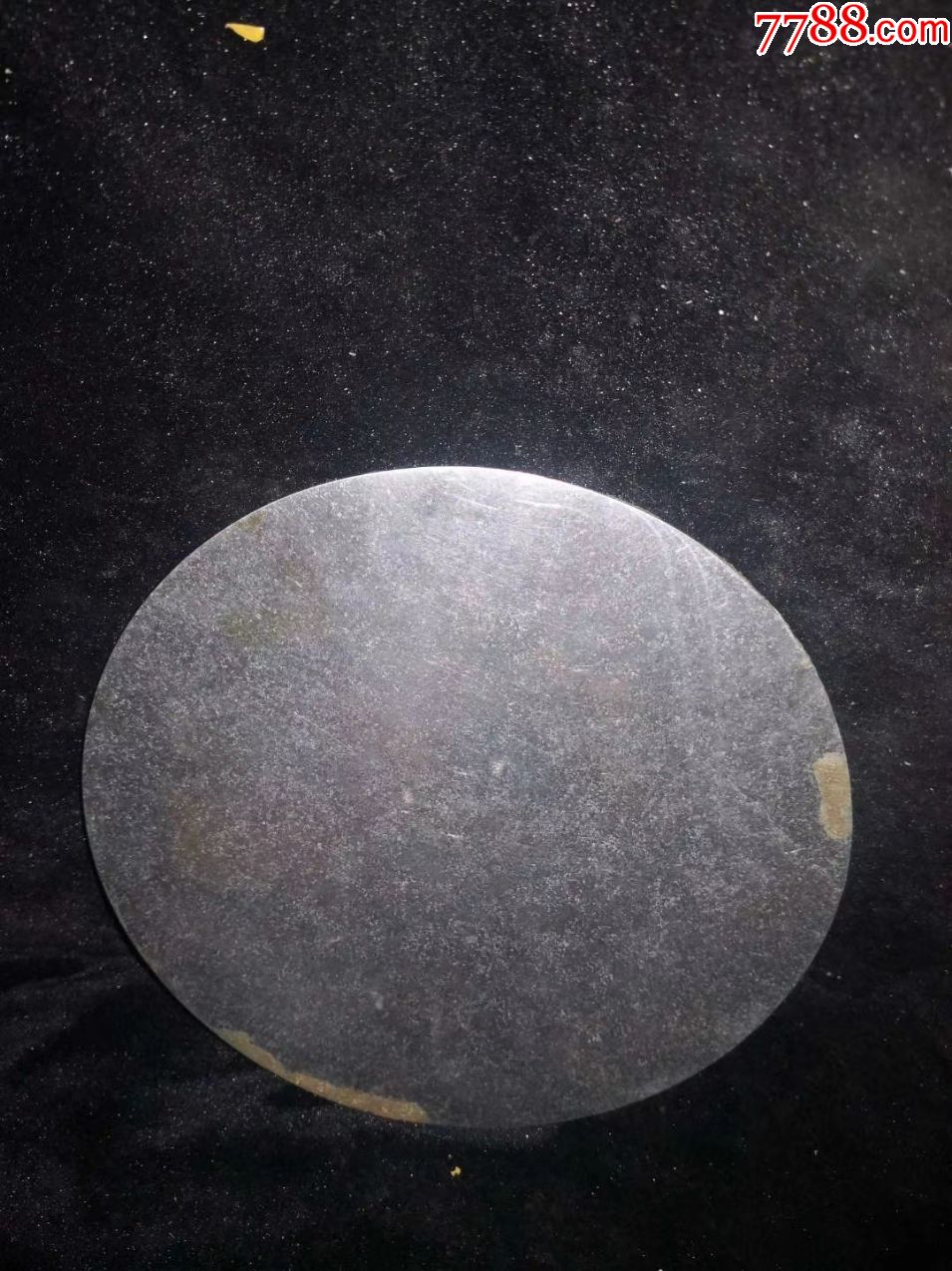 神奇的透光镜,铜镜光面对着太阳的时候,可以把铜镜有图案的一面的图案