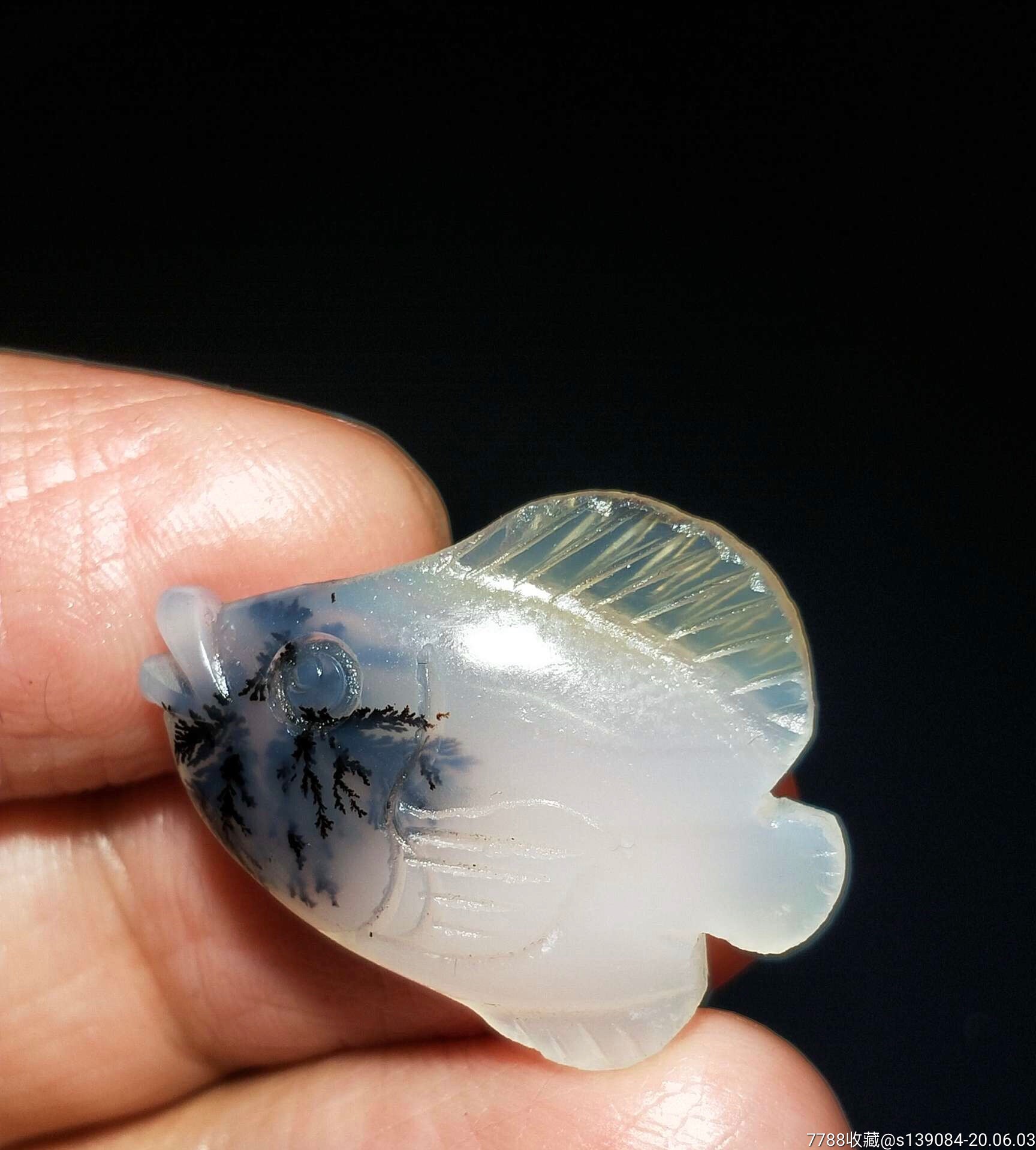 微雕精雕玛瑙小鱼吊坠,包真