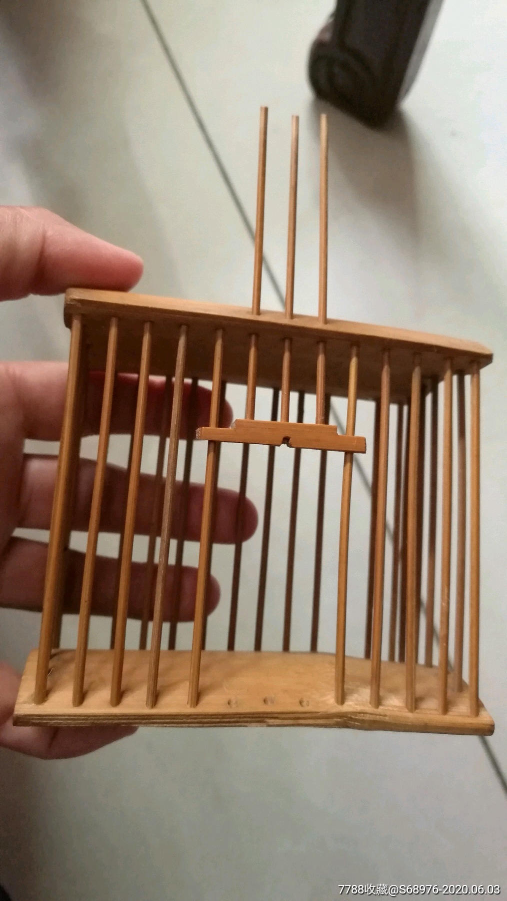 虫具收藏,竹制蝈蝈笼,尺寸为9x5x9cm,使用正常,可用可藏