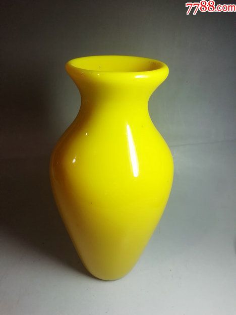 几十年的鸡油黄琉璃花瓶