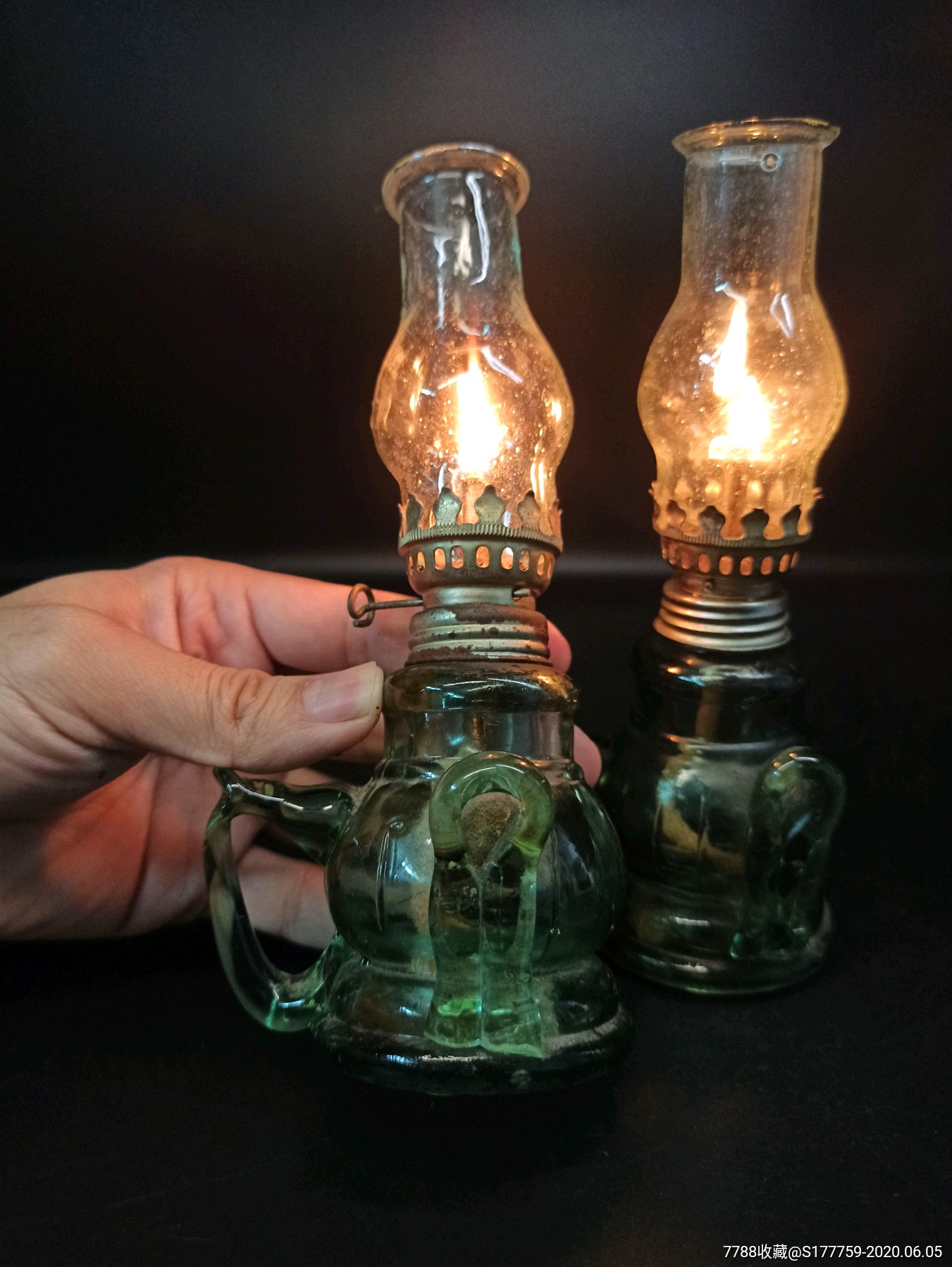 八十年代煤油灯一对,有挂眼可挂壁全品,一般各地都有这样风俗,结婚
