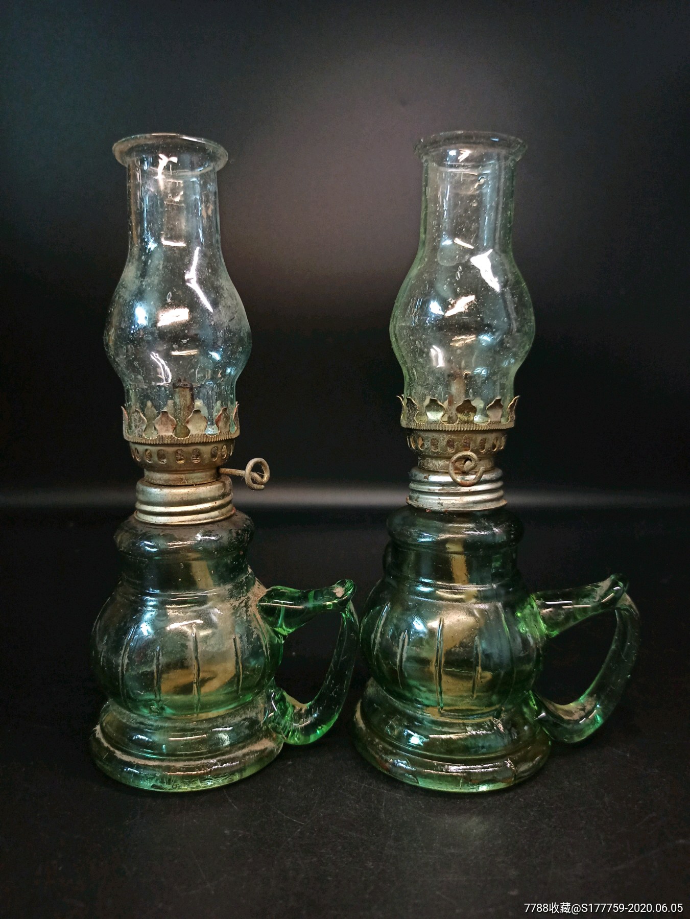 八十年代煤油灯一对,有挂眼可挂壁全品,一般各地都有这样风俗,结婚
