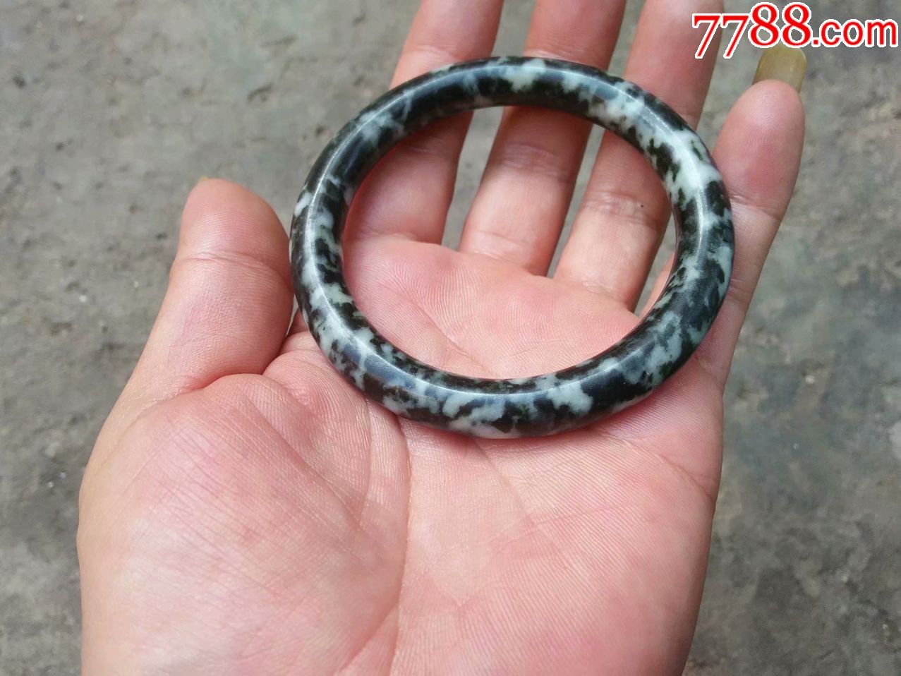 翡翠乌鸡种圆条手镯