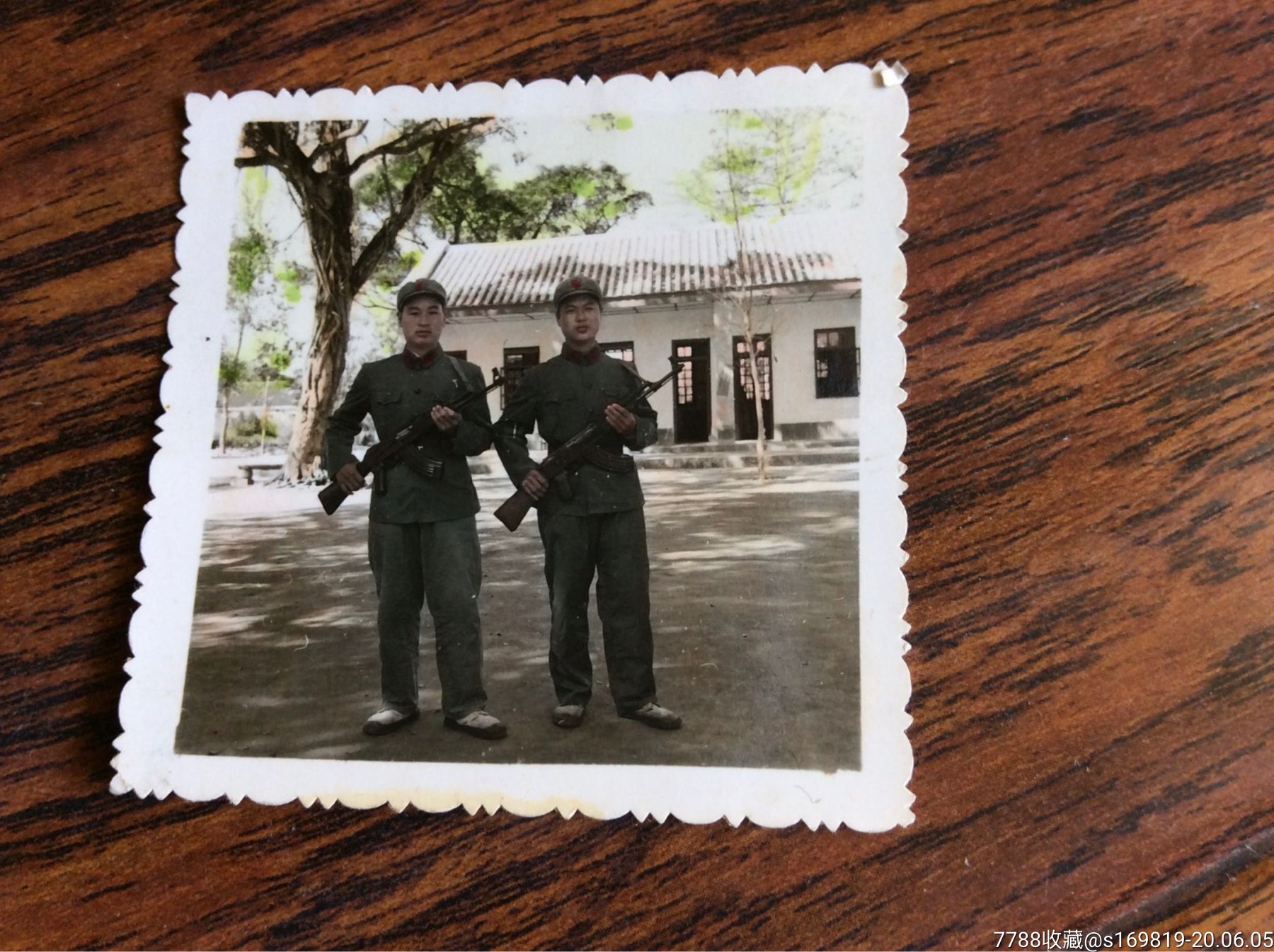 彩色照片,两个军人手握枪合影