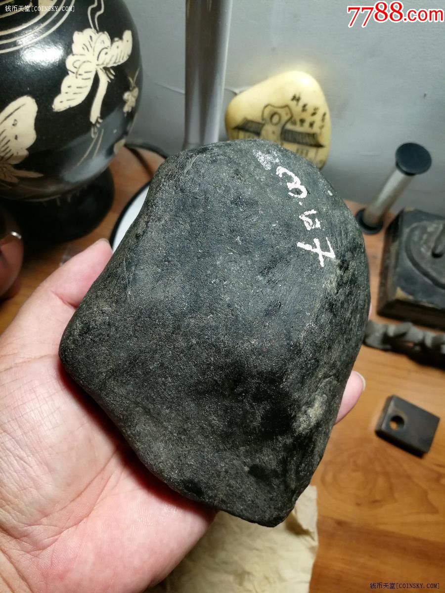 缅甸老坑黑皮翡翠原石(1.15公斤左右)