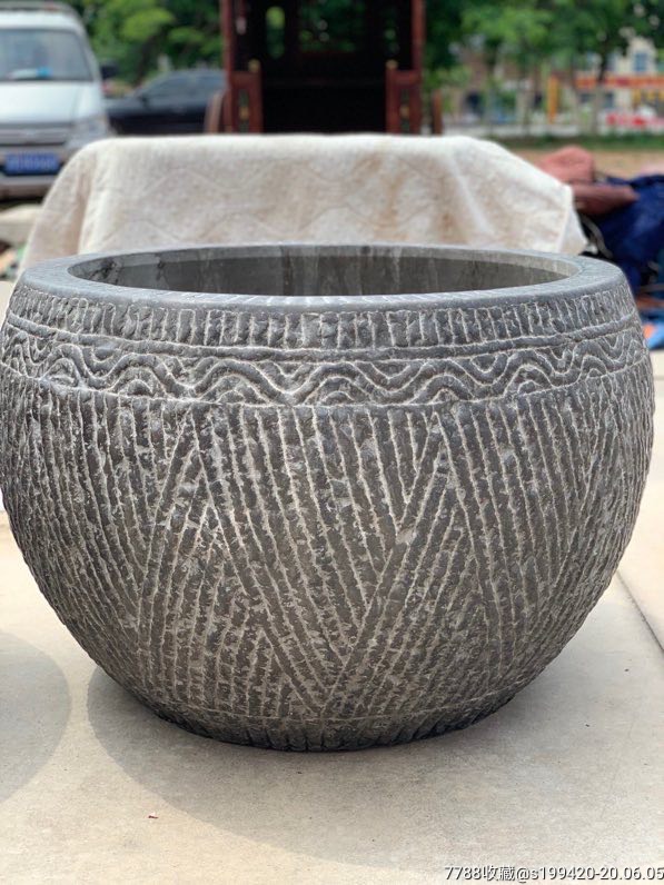 青石聚财大缸一对,摆放于会所酒店四合院别墅庭院内,聚财聚福.