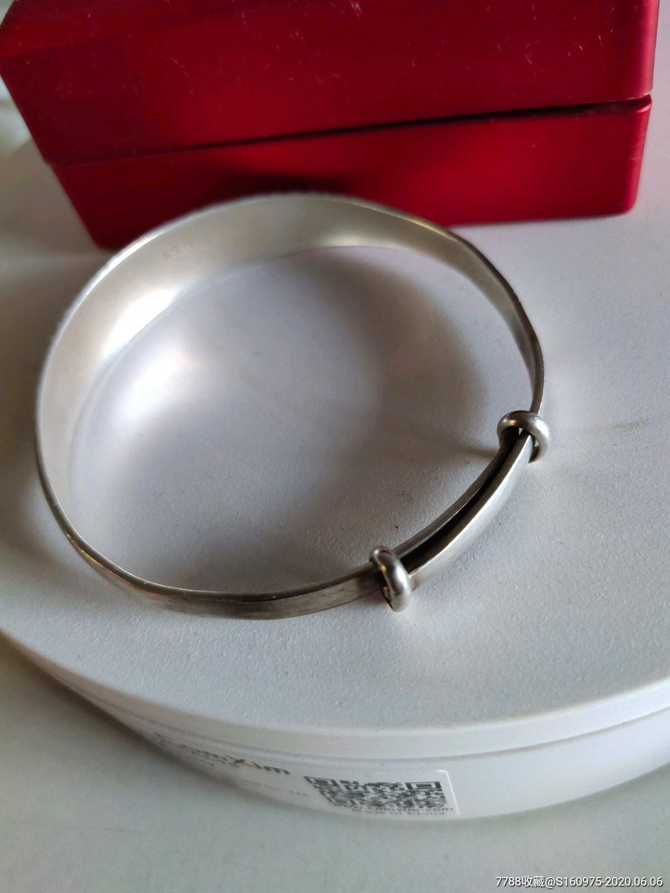 漂亮千足银刻花花卉手镯一个,带包装盒,重25.41克