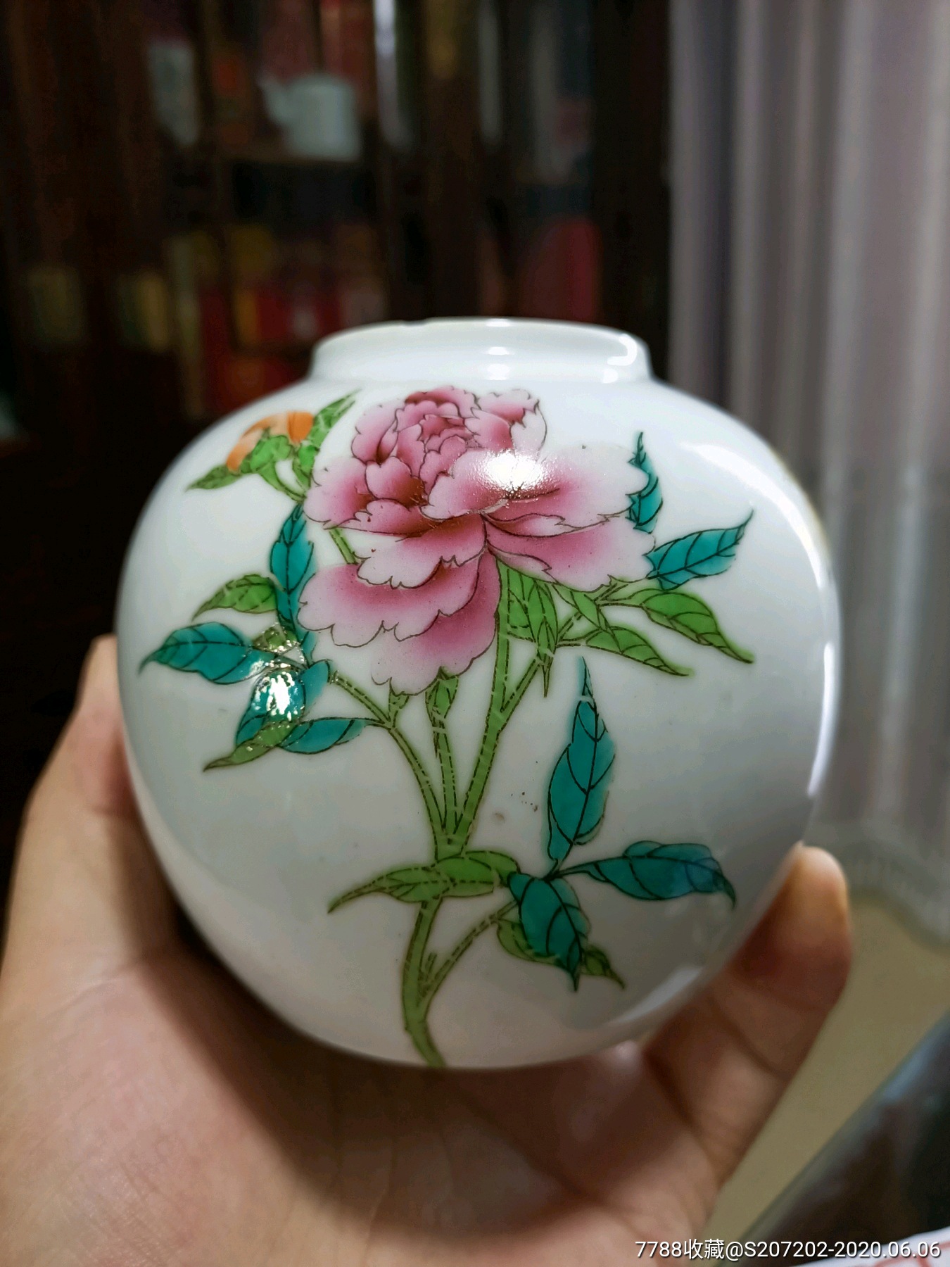 古玩瓷器建国后一枝花手绘茶叶罐子全品,盖子里面有点磕