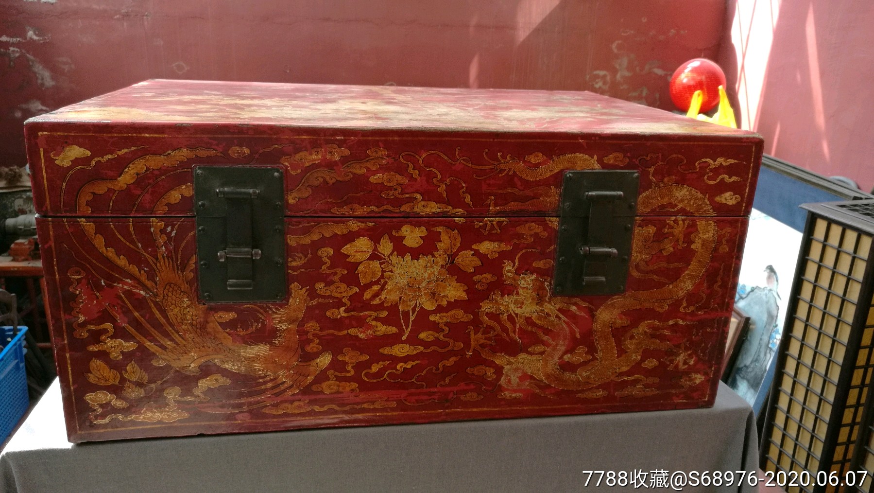 清代描金皮箱,是过去有钱人家新娘的陪嫁,非常漂亮