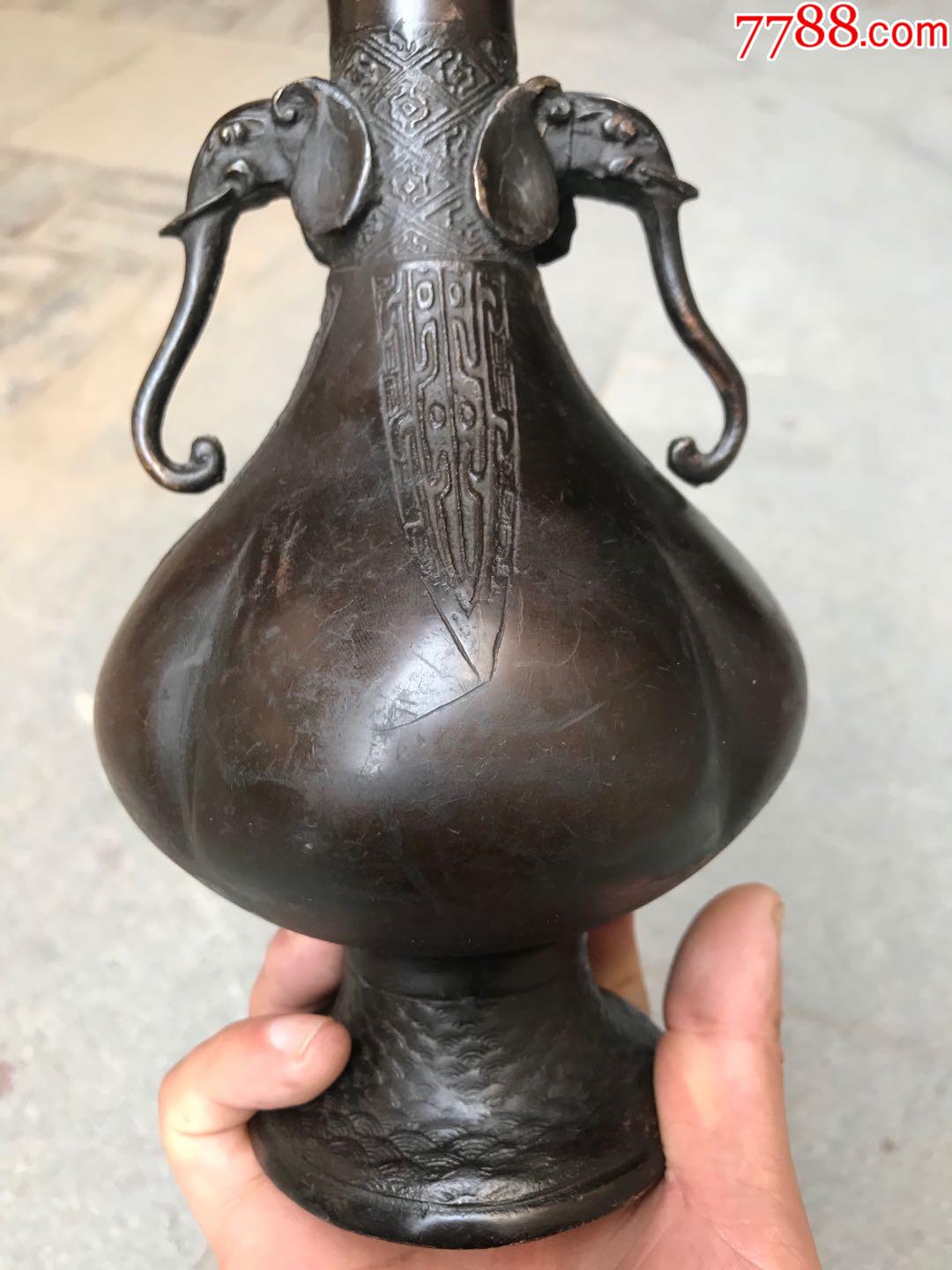 象耳葵口铜花瓶