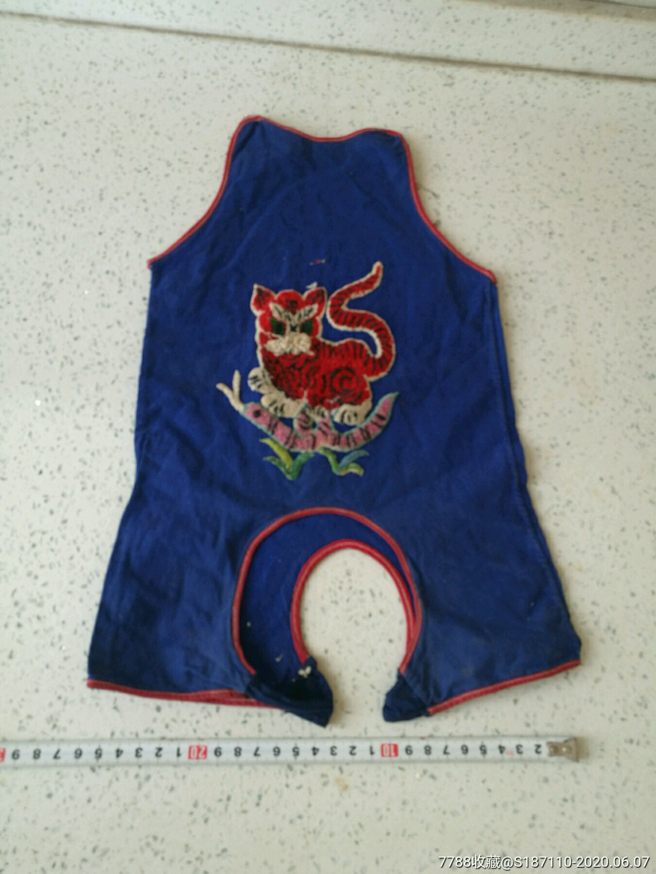 蓝布上绣老虎踩蛇的儿童肚兜裤