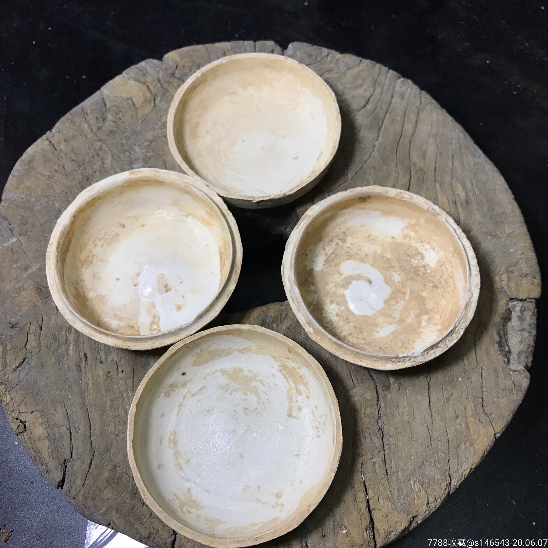 宋代粉盒一对,胎底干燥,釉水漂亮,两个都有一点冲