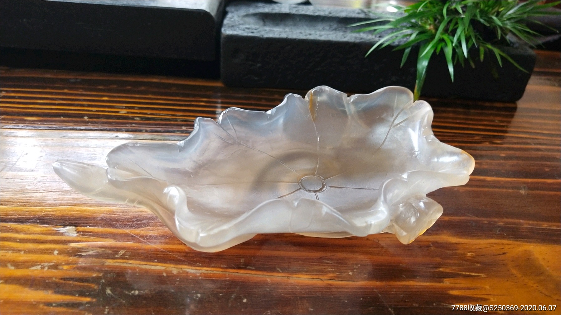 玛瑙荷叶莲花纹笔洗