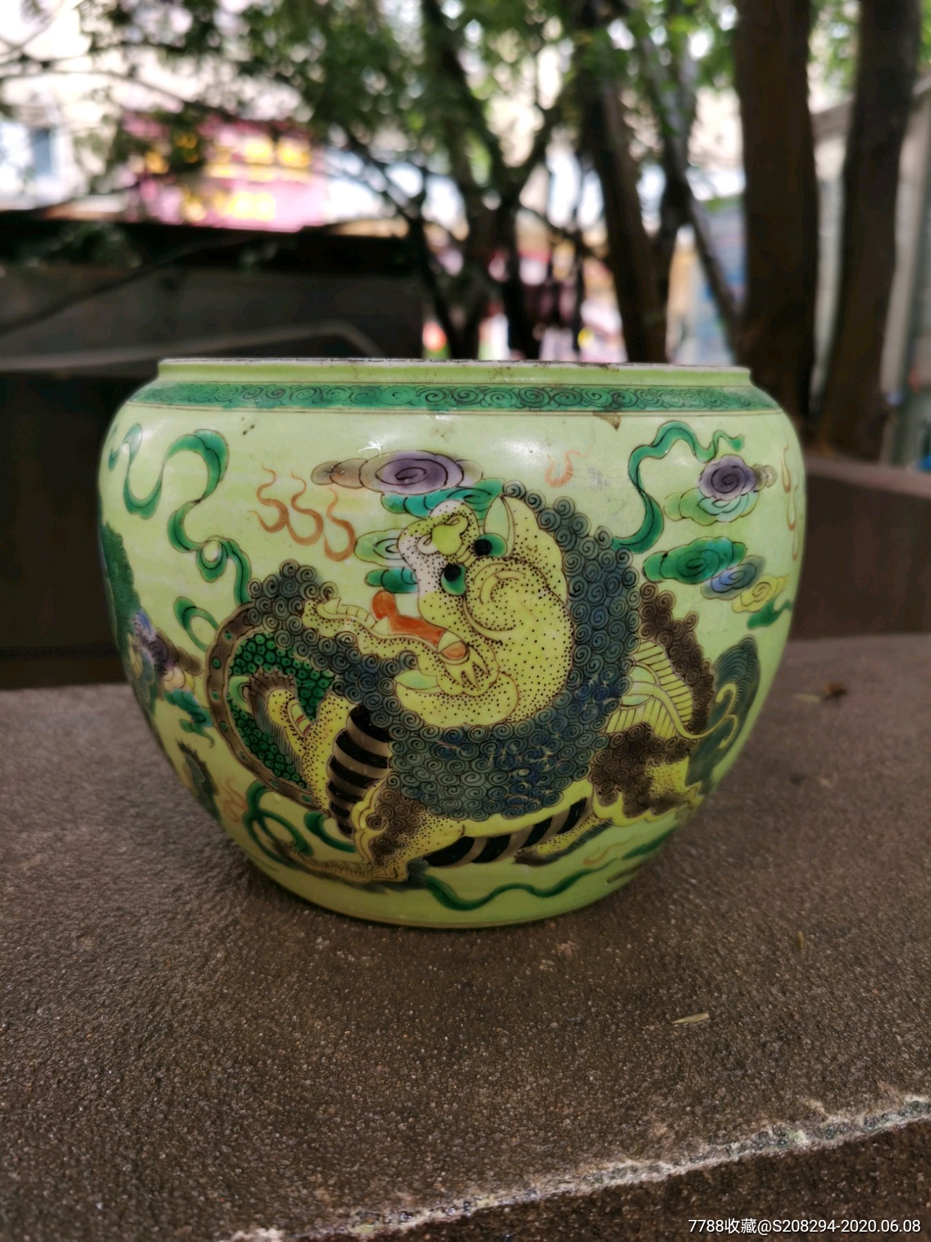 绿釉狮子戏球图纹卷缸