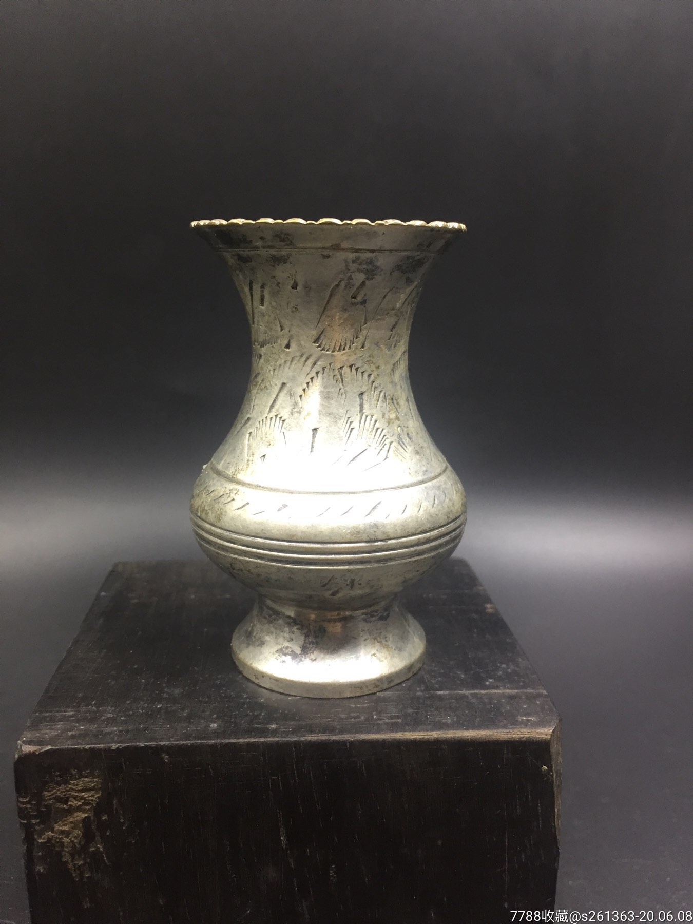 老银花瓶(含银量不高)