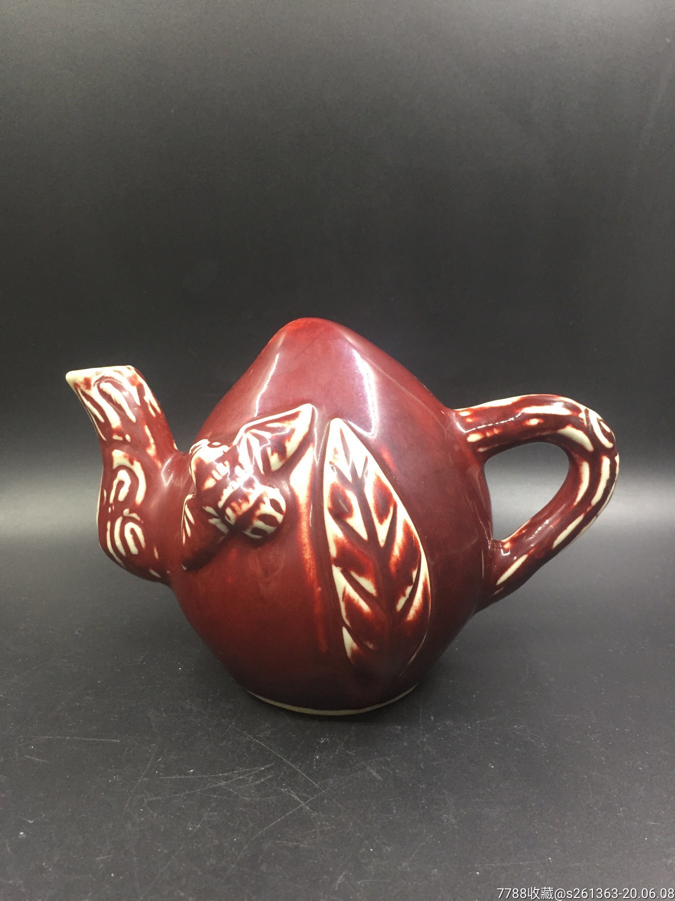 红釉桃型倒流壶