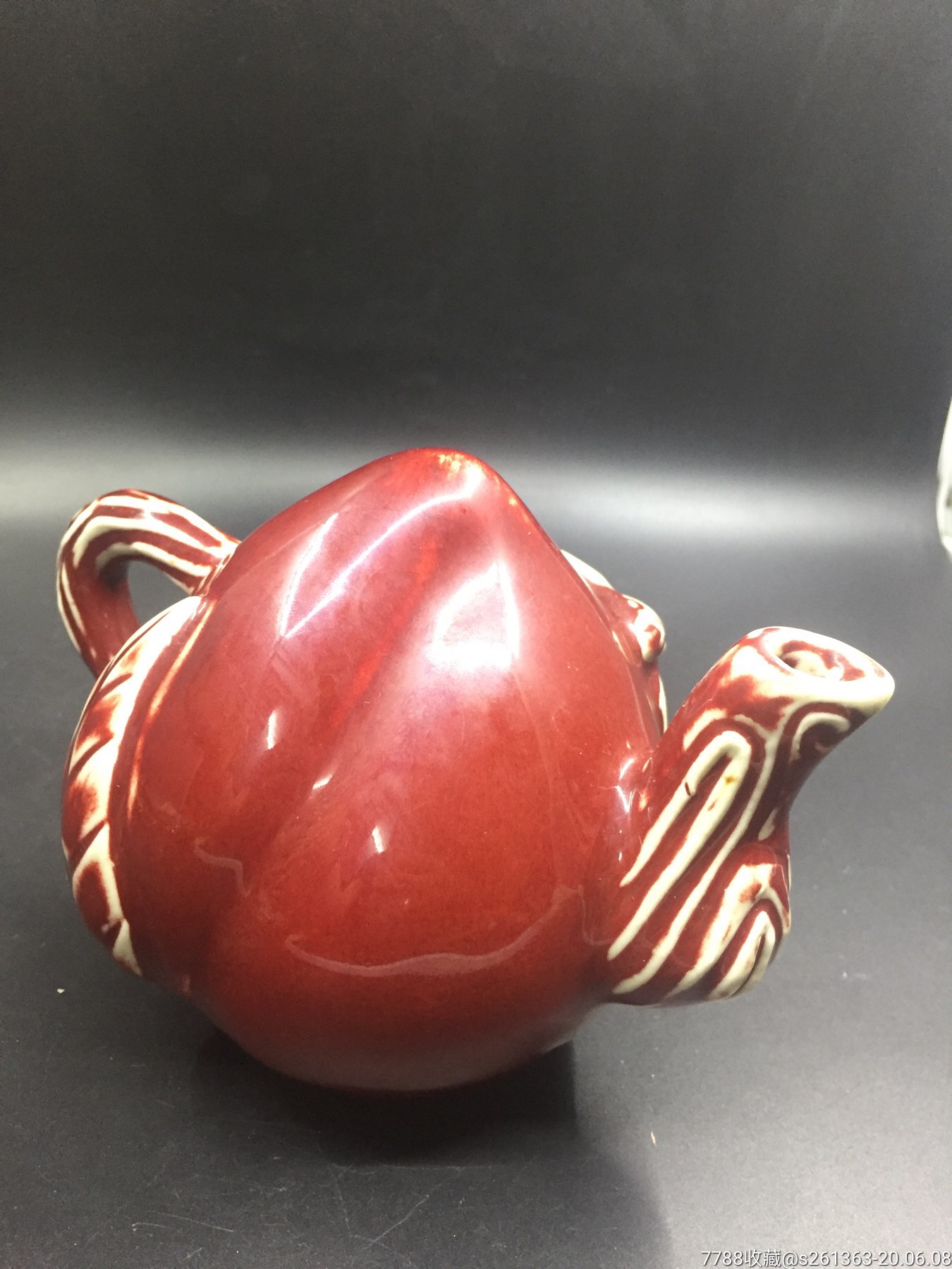红釉桃型倒流壶