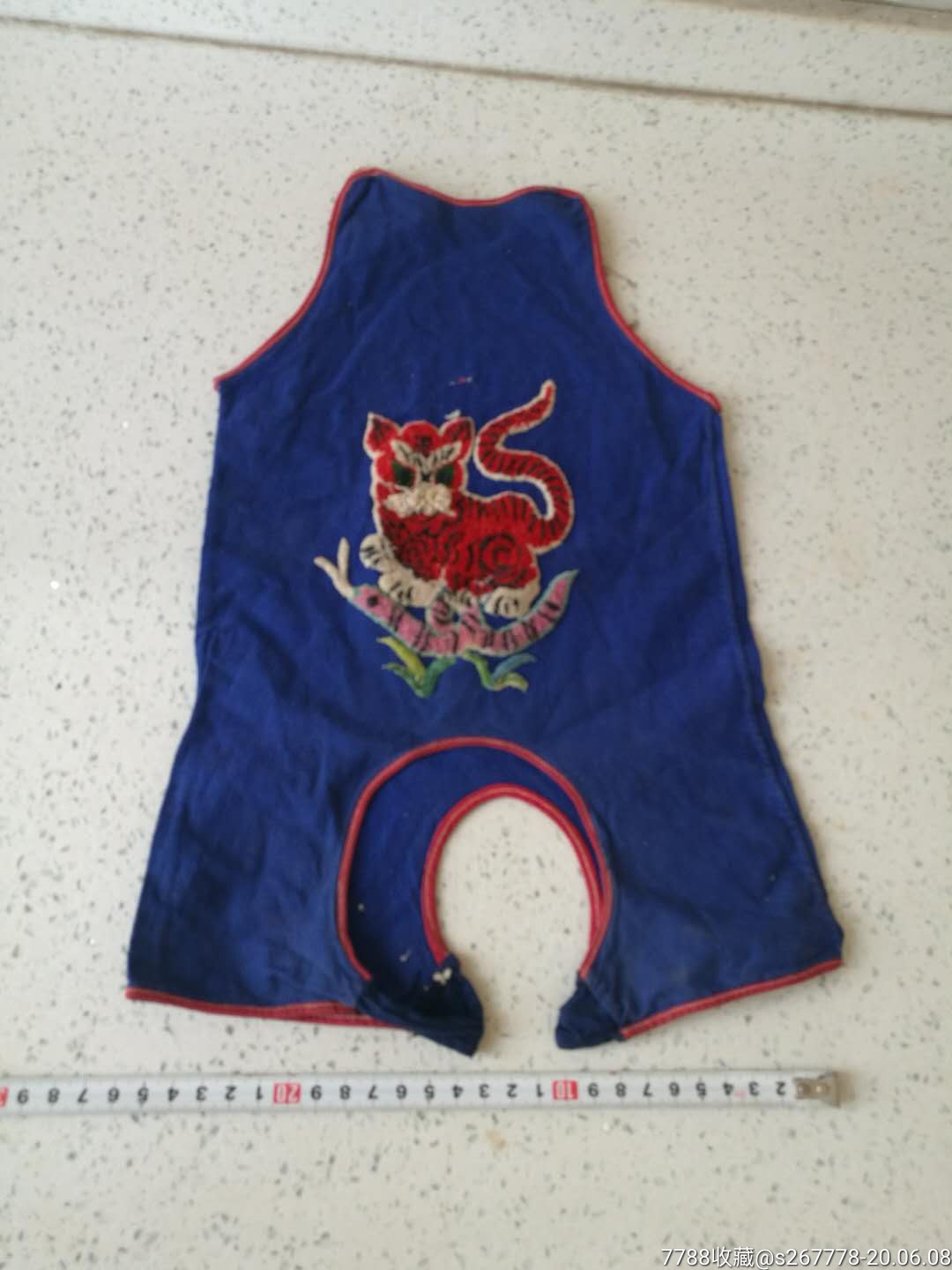 蓝布上绣老虎踩蛇的儿童肚兜裤