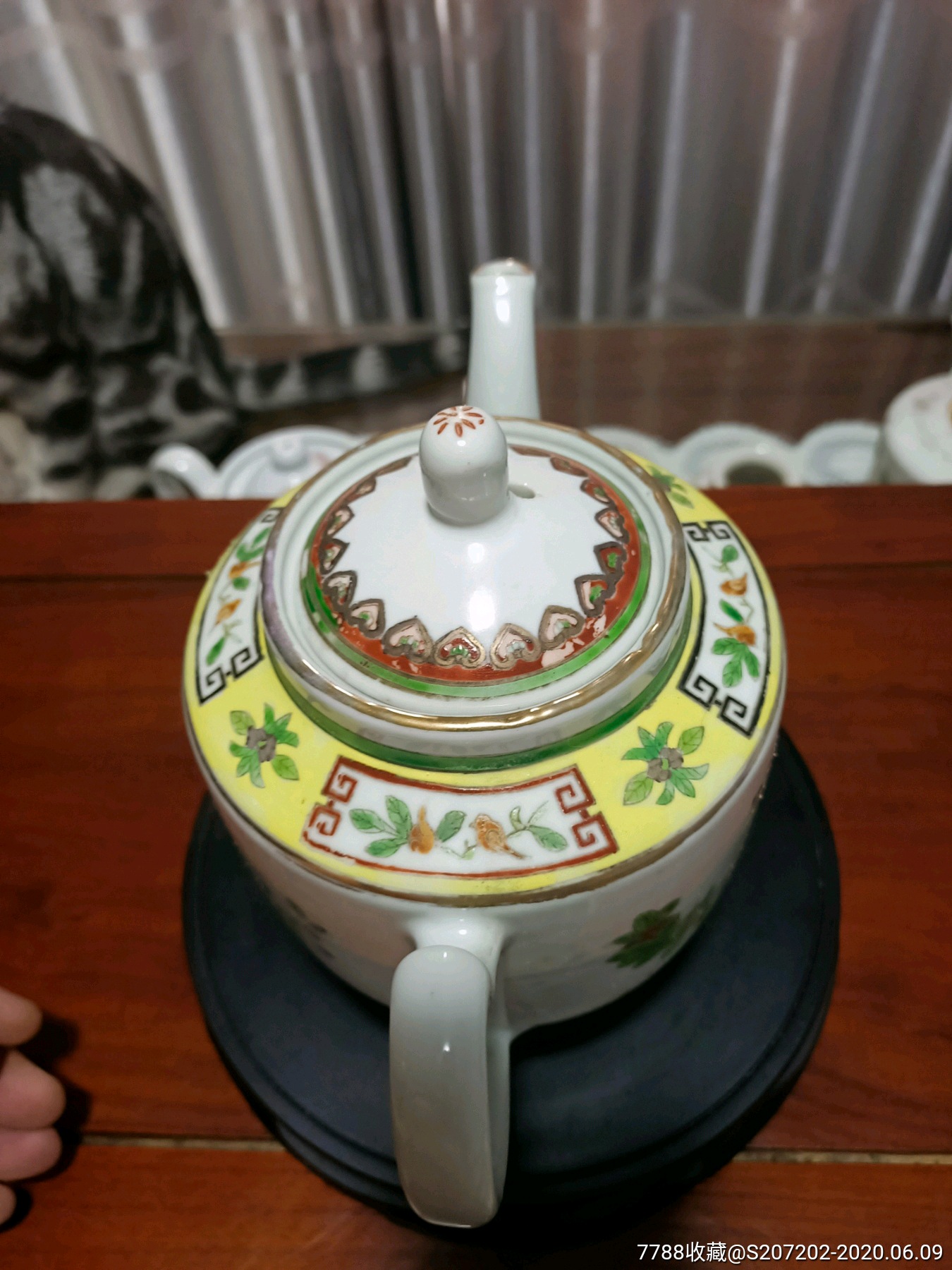 古玩瓷器建国后创汇时期花卉石榴硬粉彩茶壶全品,盖子里面有点飞皮