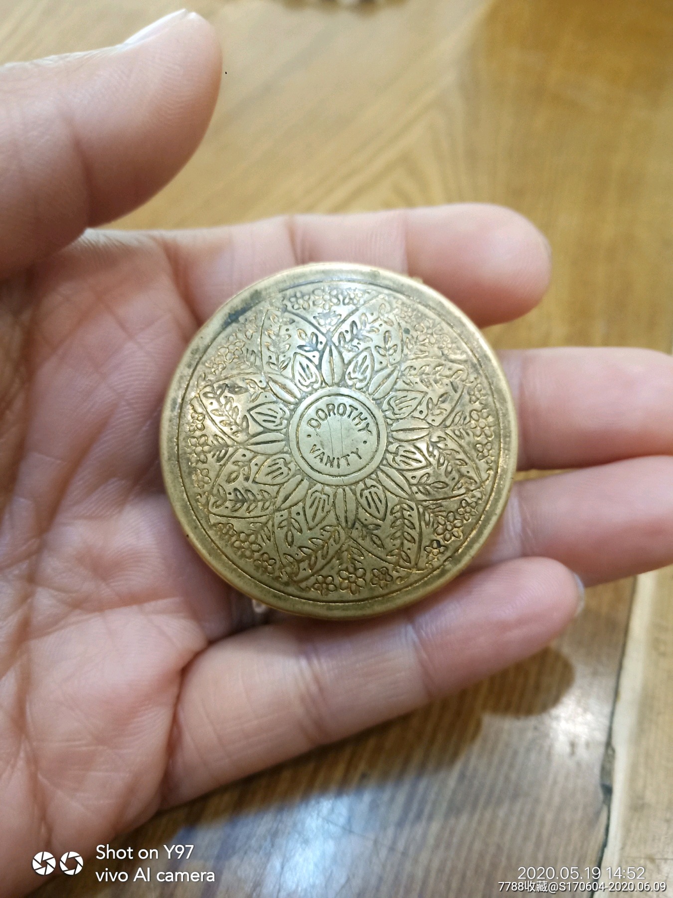 首页 零售 铜杂件 >> 黄铜胭脂盒_铜杂件  滚动鼠标滚轴,图片即可轻松