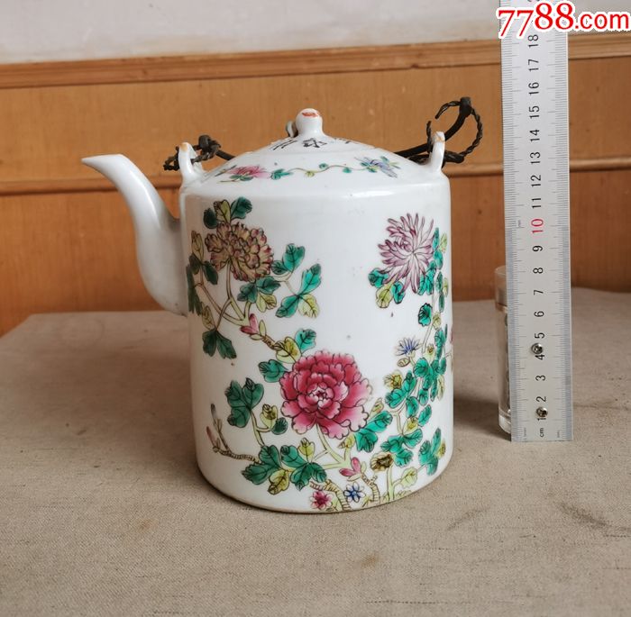 a600洪宪年制粉彩花卉茶壶