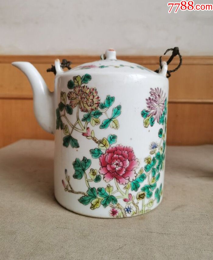 a600洪宪年制粉彩花卉茶壶